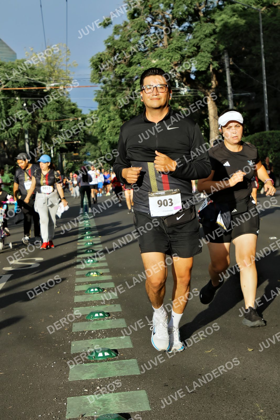 Foto de la X Carrera Leones Negros Red Cola 2026 en Rectoría General de la UdeG, Av. Juárez 976 (meta en Av. Enrique Díaz de León y Pedro Moreno), Guadalajara a las 07:53 · dorsal 903, 6053