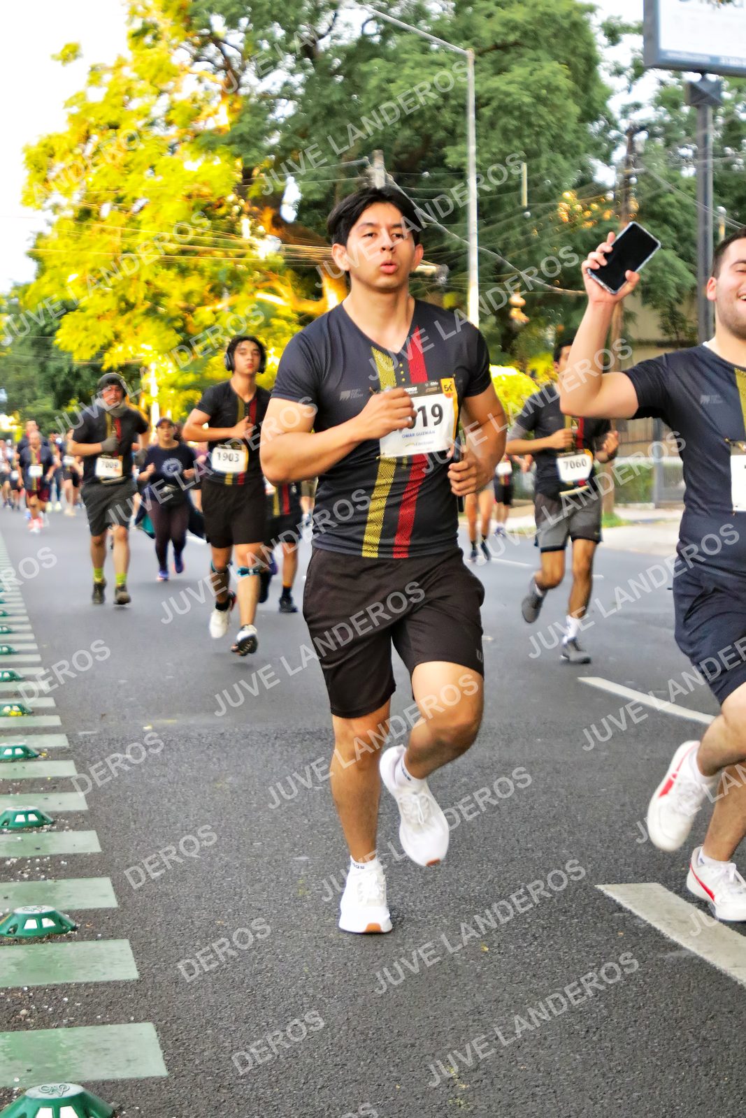 Foto de la X Carrera Leones Negros Red Cola 2026 en Rectoría General de la UdeG, Av. Juárez 976 (meta en Av. Enrique Díaz de León y Pedro Moreno), Guadalajara a las 05:04 · dorsal 7060, 1903, 50, 519