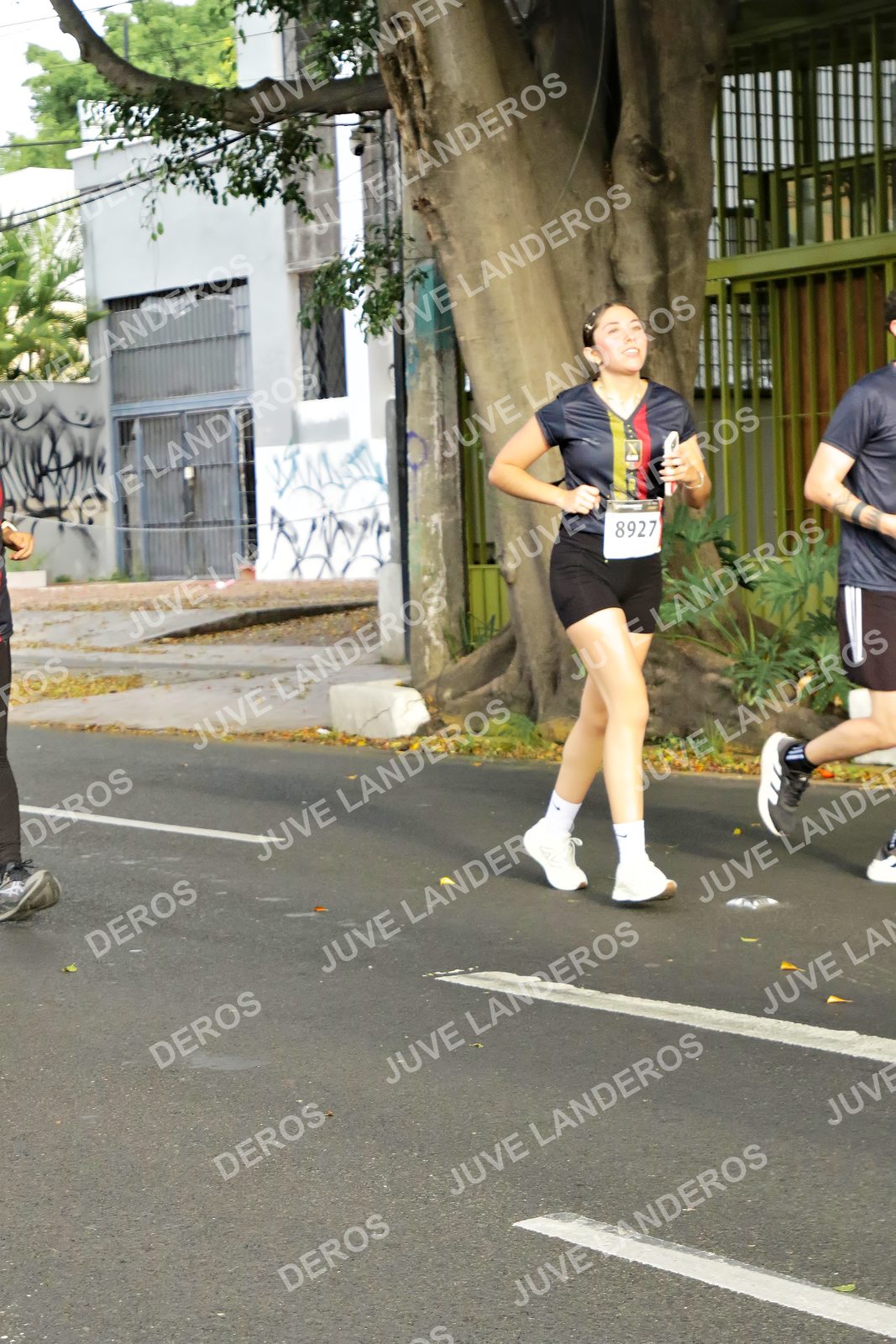 Foto de la X Carrera Leones Negros Red Cola 2026 en Rectoría General de la UdeG, Av. Juárez 976 (meta en Av. Enrique Díaz de León y Pedro Moreno), Guadalajara a las 08:07 · dorsal 8927