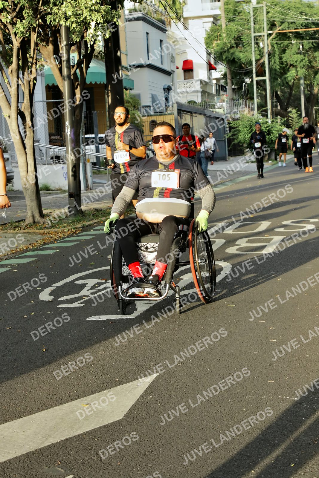 Foto de la X Carrera Leones Negros Red Cola 2026 en Rectoría General de la UdeG, Av. Juárez 976 (meta en Av. Enrique Díaz de León y Pedro Moreno), Guadalajara a las 07:36 · dorsal 105, 12634