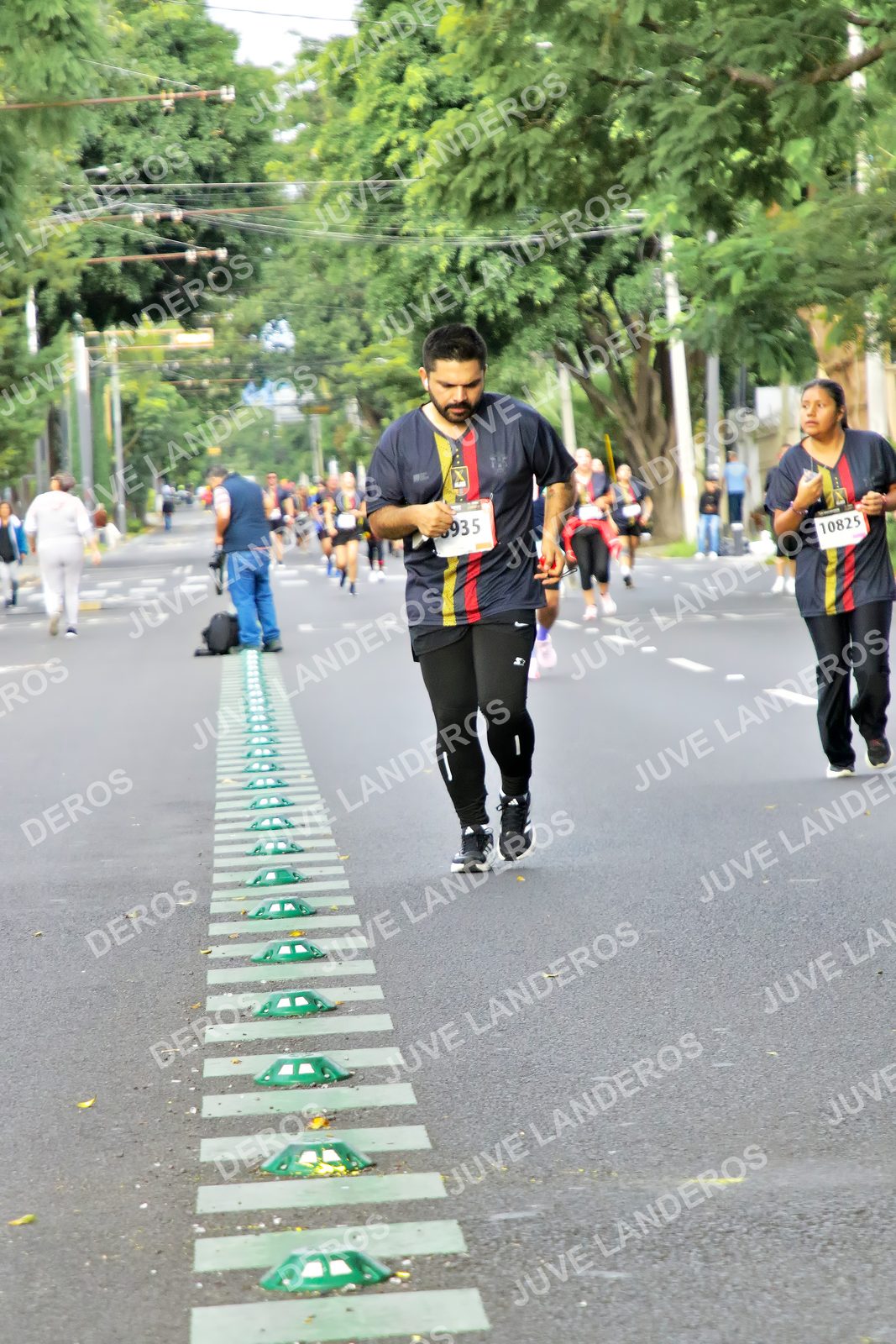 Foto de la X Carrera Leones Negros Red Cola 2026 en Rectoría General de la UdeG, Av. Juárez 976 (meta en Av. Enrique Díaz de León y Pedro Moreno), Guadalajara a las 08:17 · dorsal 10825