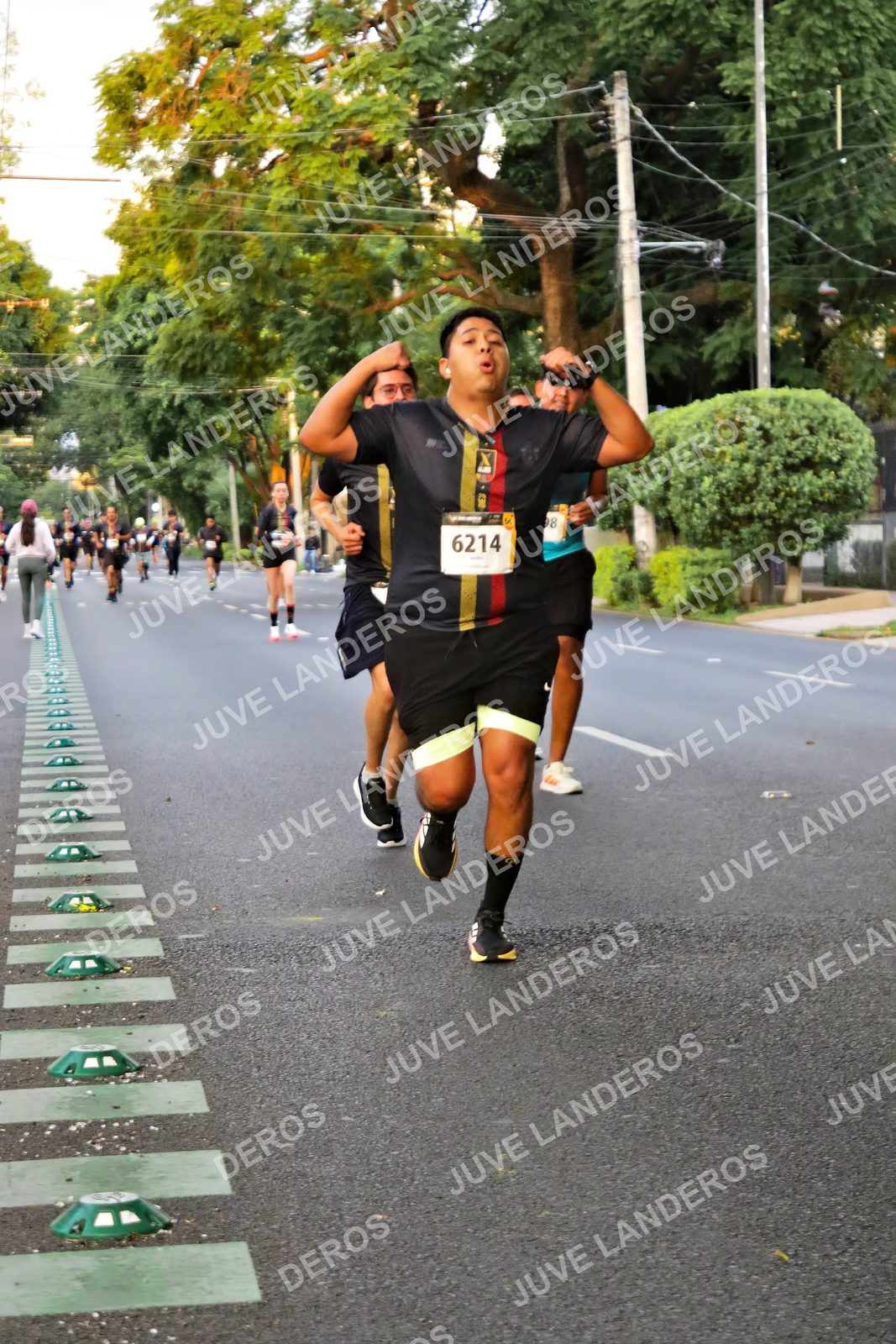Foto de la X Carrera Leones Negros Red Cola 2026 en Rectoría General de la UdeG, Av. Juárez 976 (meta en Av. Enrique Díaz de León y Pedro Moreno), Guadalajara a las 04:59 · dorsal 6214