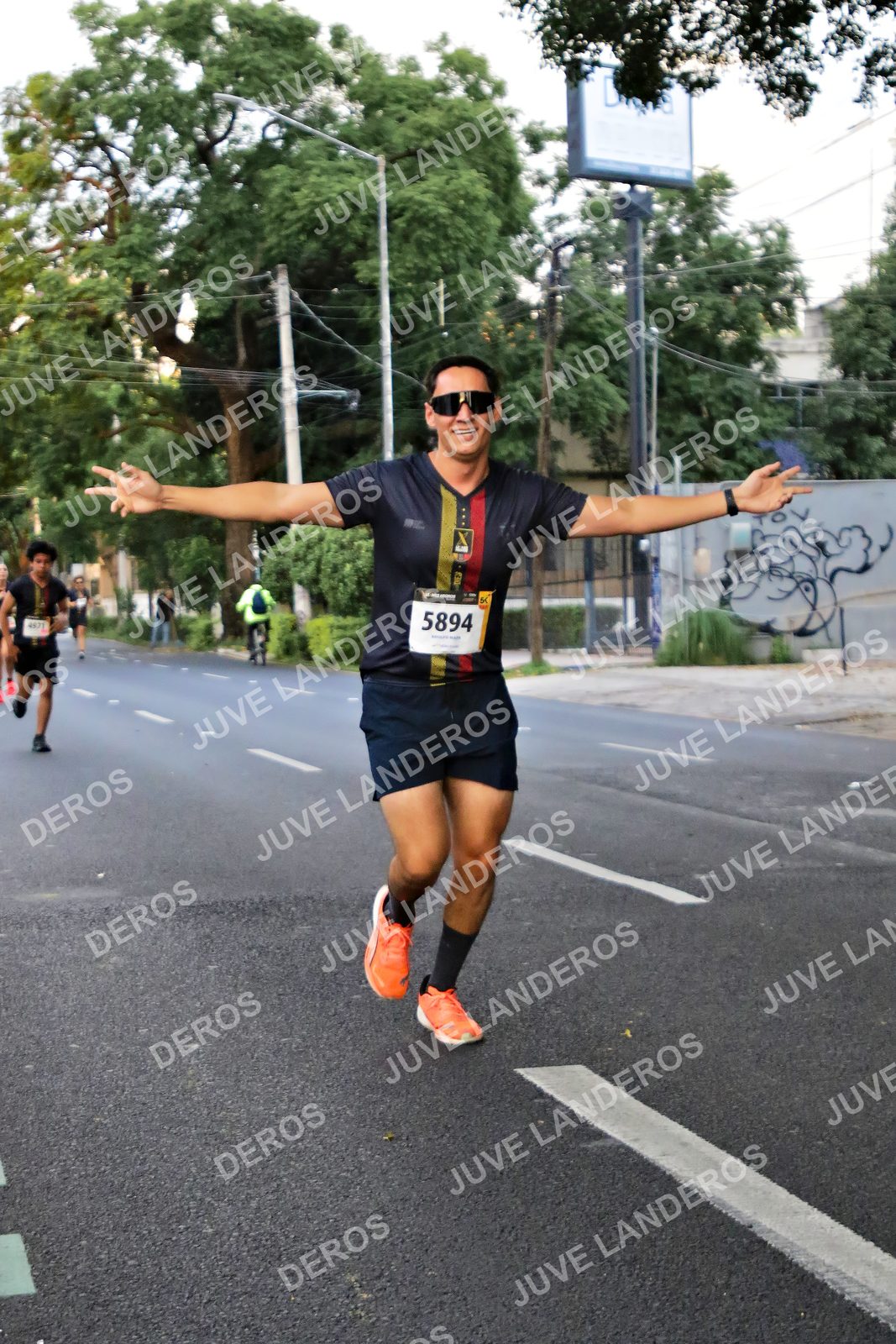 Foto de la X Carrera Leones Negros Red Cola 2026 en Rectoría General de la UdeG, Av. Juárez 976 (meta en Av. Enrique Díaz de León y Pedro Moreno), Guadalajara a las 04:58 · dorsal 5894