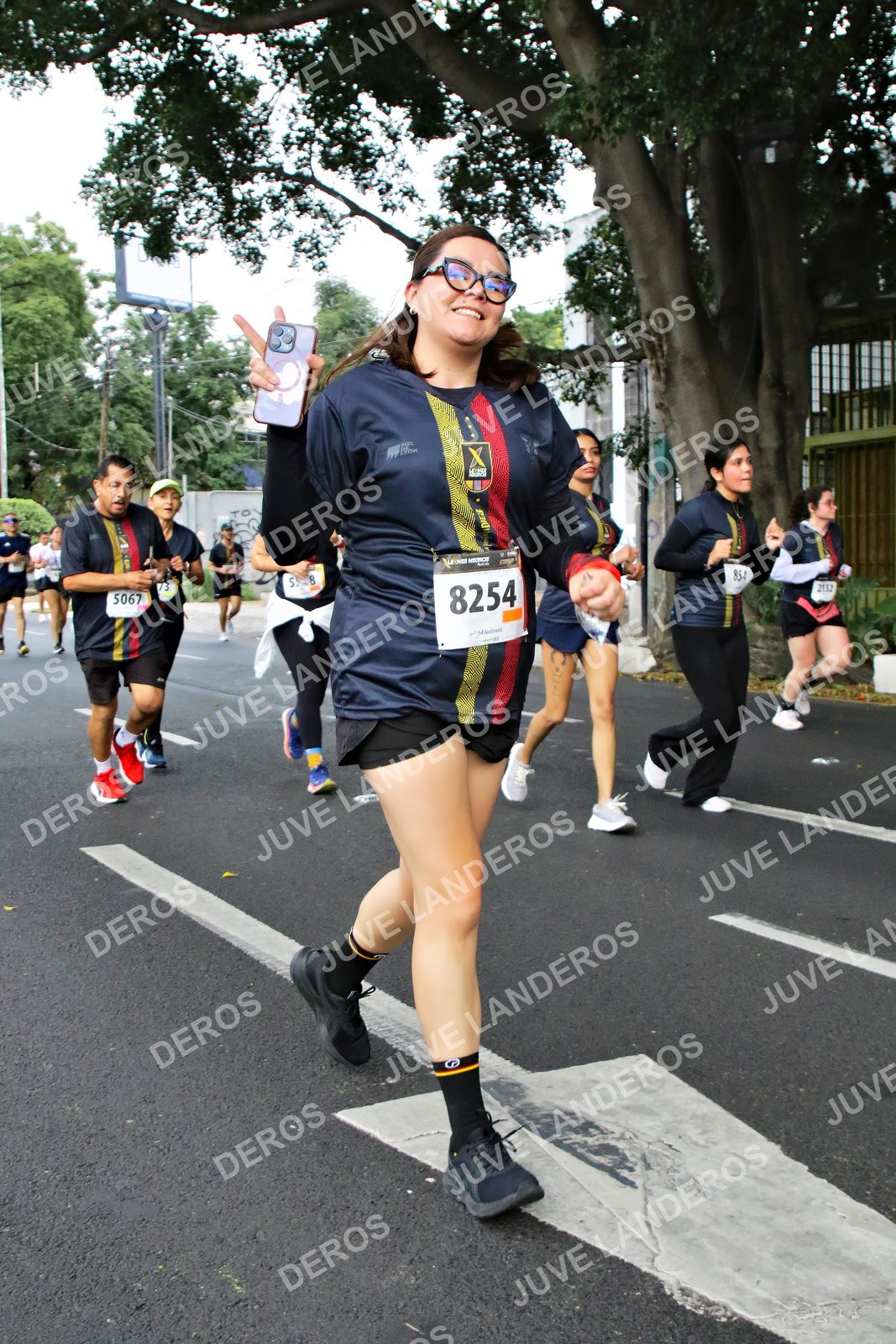Foto de la X Carrera Leones Negros Red Cola 2026 en Rectoría General de la UdeG, Av. Juárez 976 (meta en Av. Enrique Díaz de León y Pedro Moreno), Guadalajara a las 05:11 · dorsal 8254, 5067, 854, 2132