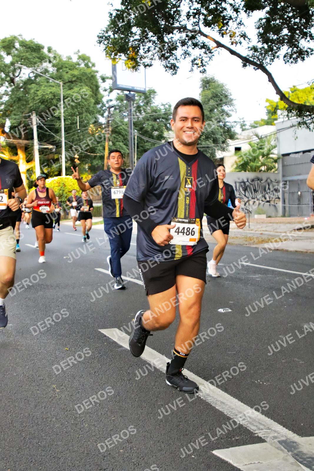 Foto de la X Carrera Leones Negros Red Cola 2026 en Rectoría General de la UdeG, Av. Juárez 976 (meta en Av. Enrique Díaz de León y Pedro Moreno), Guadalajara a las 05:04 · dorsal 4486, 6798, 2061