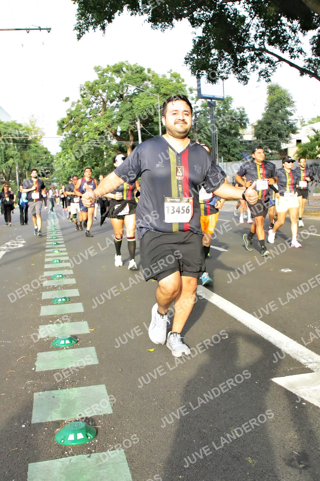 Foto de la X Carrera Leones Negros Red Cola 2026 en Rectoría General de la UdeG, Av. Juárez 976 (meta en Av. Enrique Díaz de León y Pedro Moreno), Guadalajara a las 08:03 · dorsal 13456