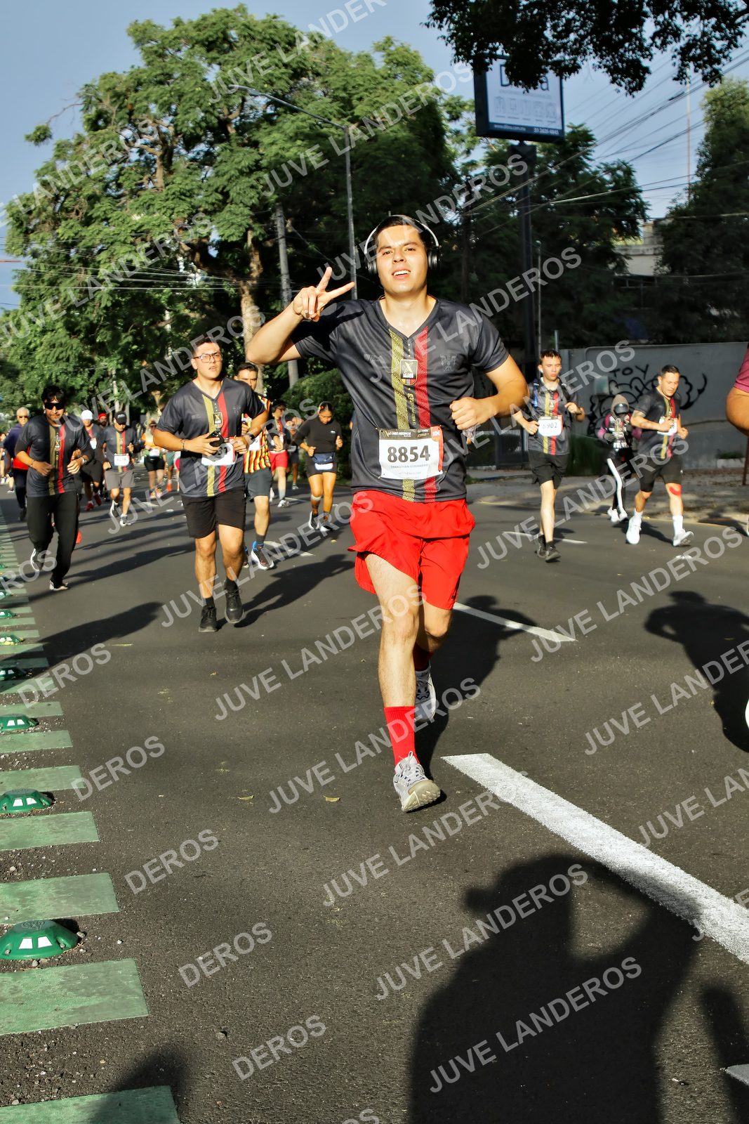 Foto de la X Carrera Leones Negros Red Cola 2026 en Rectoría General de la UdeG, Av. Juárez 976 (meta en Av. Enrique Díaz de León y Pedro Moreno), Guadalajara a las 07:55 · dorsal 8854