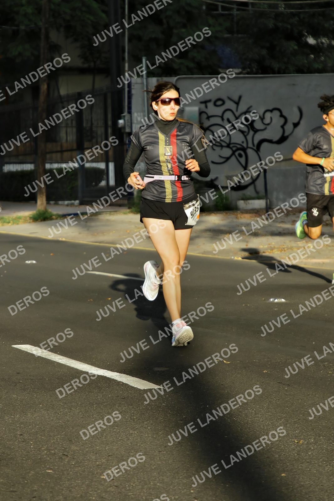 Foto de la X Carrera Leones Negros Red Cola 2026 en Rectoría General de la UdeG, Av. Juárez 976 (meta en Av. Enrique Díaz de León y Pedro Moreno), Guadalajara a las 07:41 · dorsal 9235