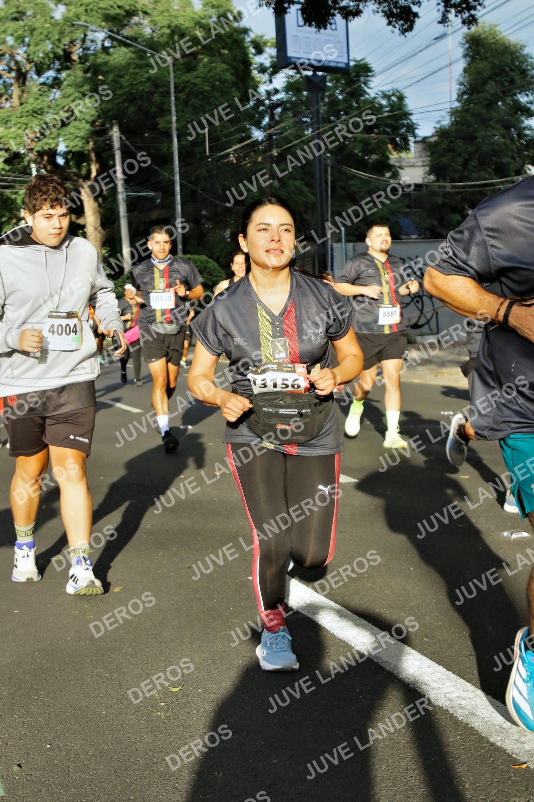Foto de la X Carrera Leones Negros Red Cola 2026 en Rectoría General de la UdeG, Av. Juárez 976 (meta en Av. Enrique Díaz de León y Pedro Moreno), Guadalajara a las 07:44 · dorsal 4004, 8881, 10550, 3156