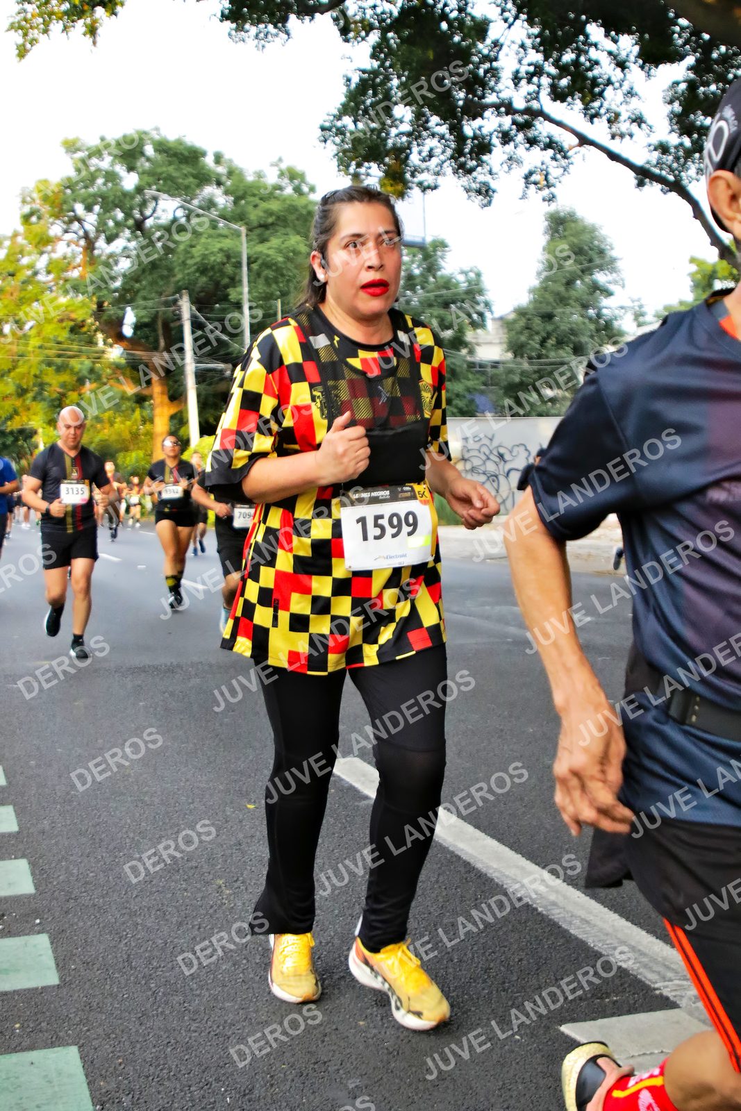 Foto de la X Carrera Leones Negros Red Cola 2026 en Rectoría General de la UdeG, Av. Juárez 976 (meta en Av. Enrique Díaz de León y Pedro Moreno), Guadalajara a las 05:05 · dorsal 1599, 3135, 709