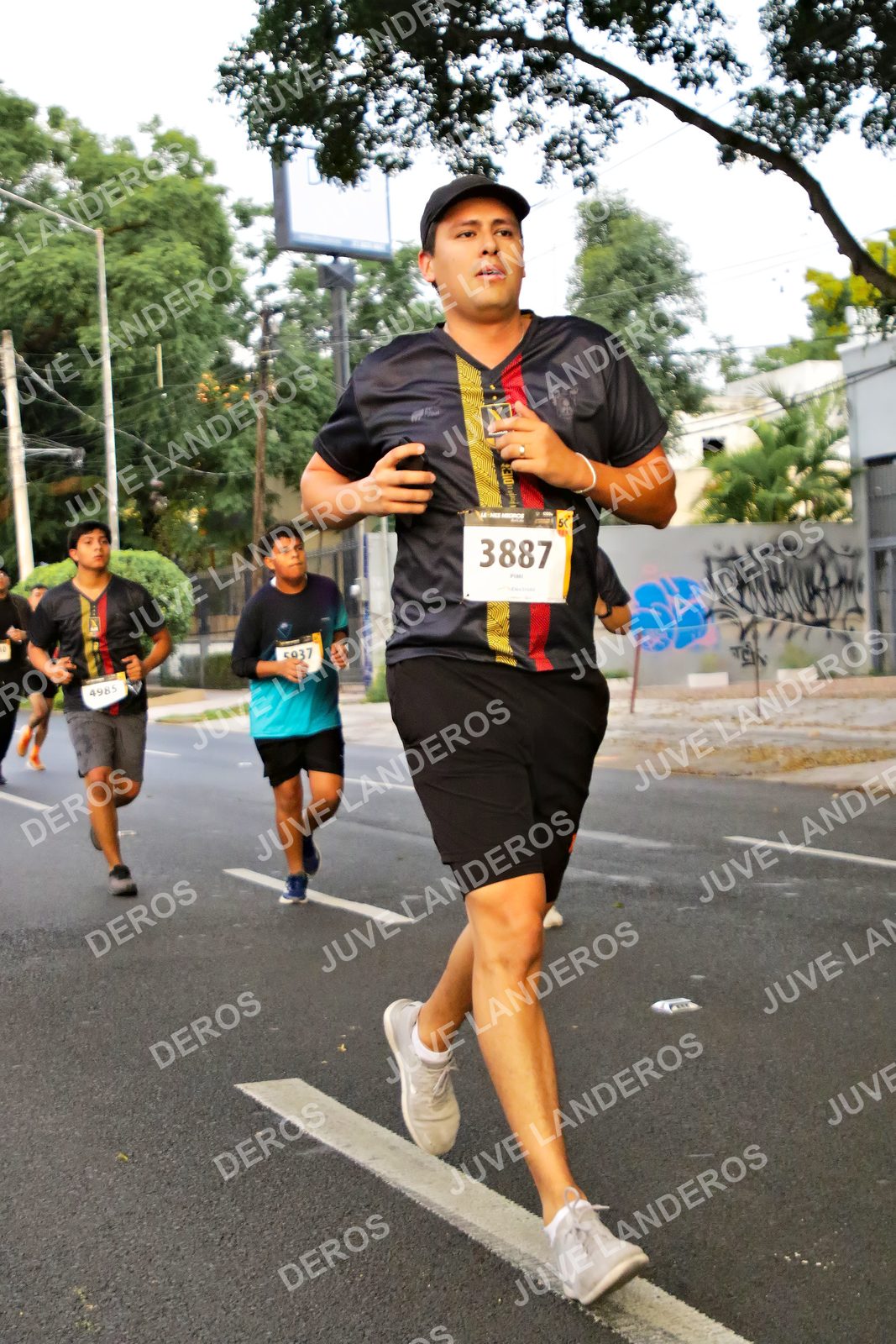 Foto de la X Carrera Leones Negros Red Cola 2026 en Rectoría General de la UdeG, Av. Juárez 976 (meta en Av. Enrique Díaz de León y Pedro Moreno), Guadalajara a las 04:59 · dorsal 3887, 4985, 5937