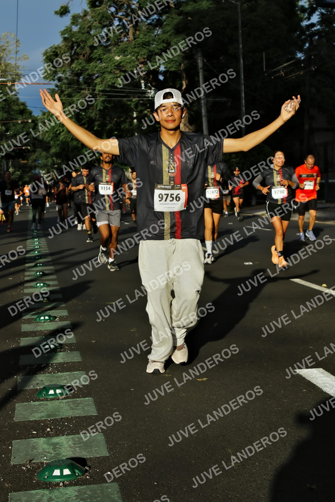 Foto de la X Carrera Leones Negros Red Cola 2026 en Rectoría General de la UdeG, Av. Juárez 976 (meta en Av. Enrique Díaz de León y Pedro Moreno), Guadalajara a las 07:46 · dorsal 9756, 9154, 9790, 12972