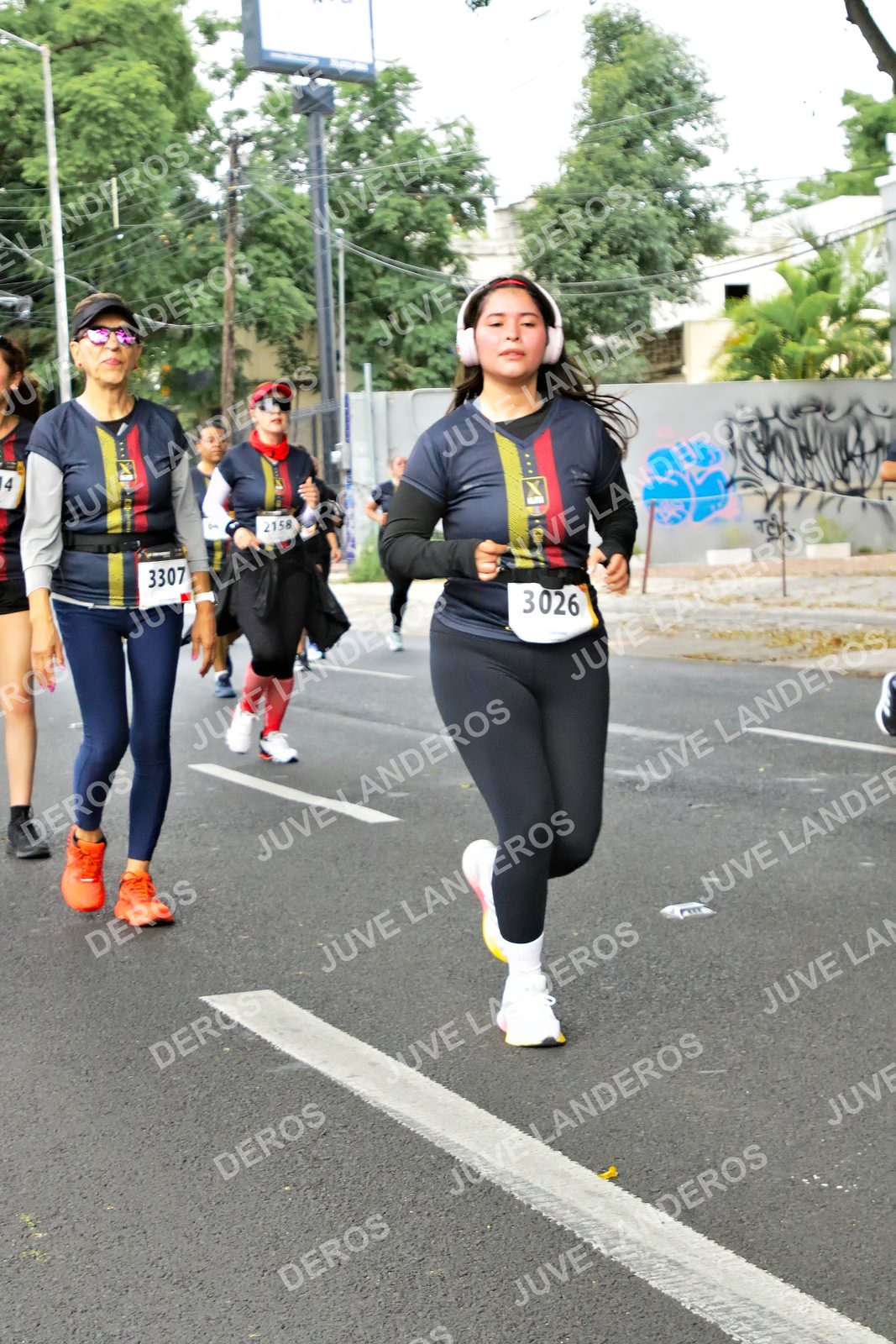 Foto de la X Carrera Leones Negros Red Cola 2026 en Rectoría General de la UdeG, Av. Juárez 976 (meta en Av. Enrique Díaz de León y Pedro Moreno), Guadalajara a las 07:17 · dorsal 3307, 3026, 2158