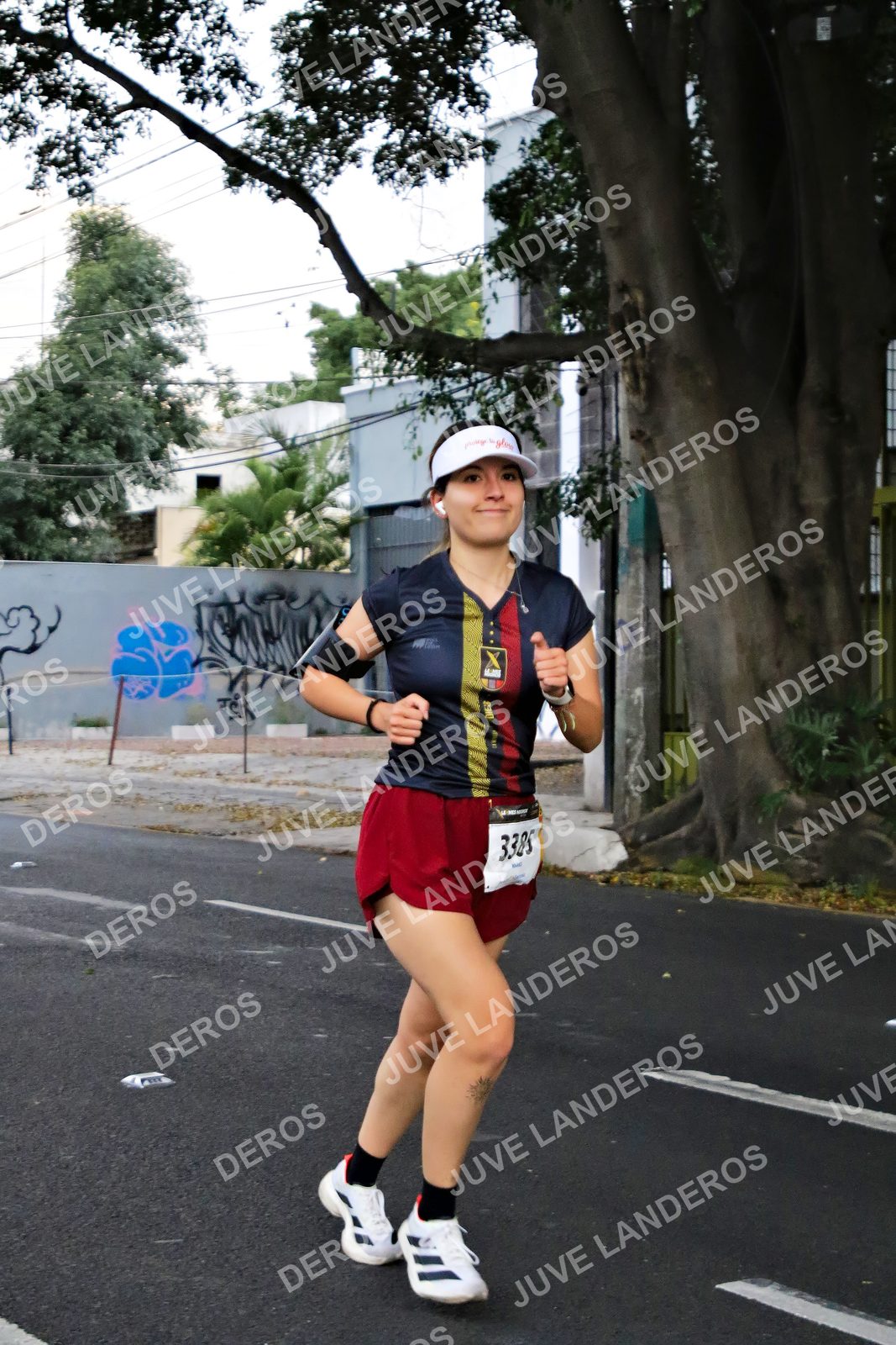 Foto de la X Carrera Leones Negros Red Cola 2026 en Rectoría General de la UdeG, Av. Juárez 976 (meta en Av. Enrique Díaz de León y Pedro Moreno), Guadalajara a las 04:57 · dorsal 3385