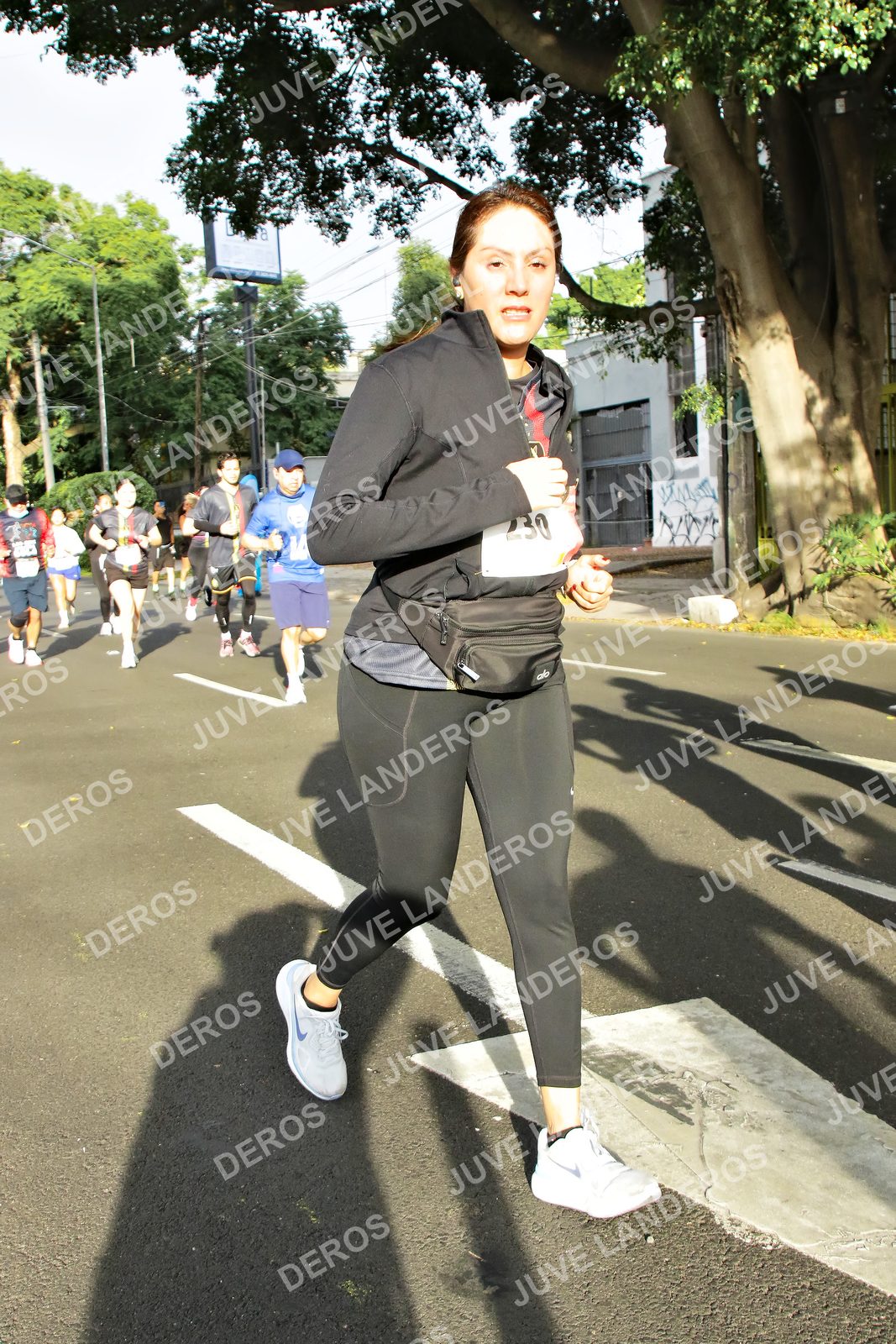 Foto de la X Carrera Leones Negros Red Cola 2026 en Rectoría General de la UdeG, Av. Juárez 976 (meta en Av. Enrique Díaz de León y Pedro Moreno), Guadalajara a las 07:58 · dorsal 230