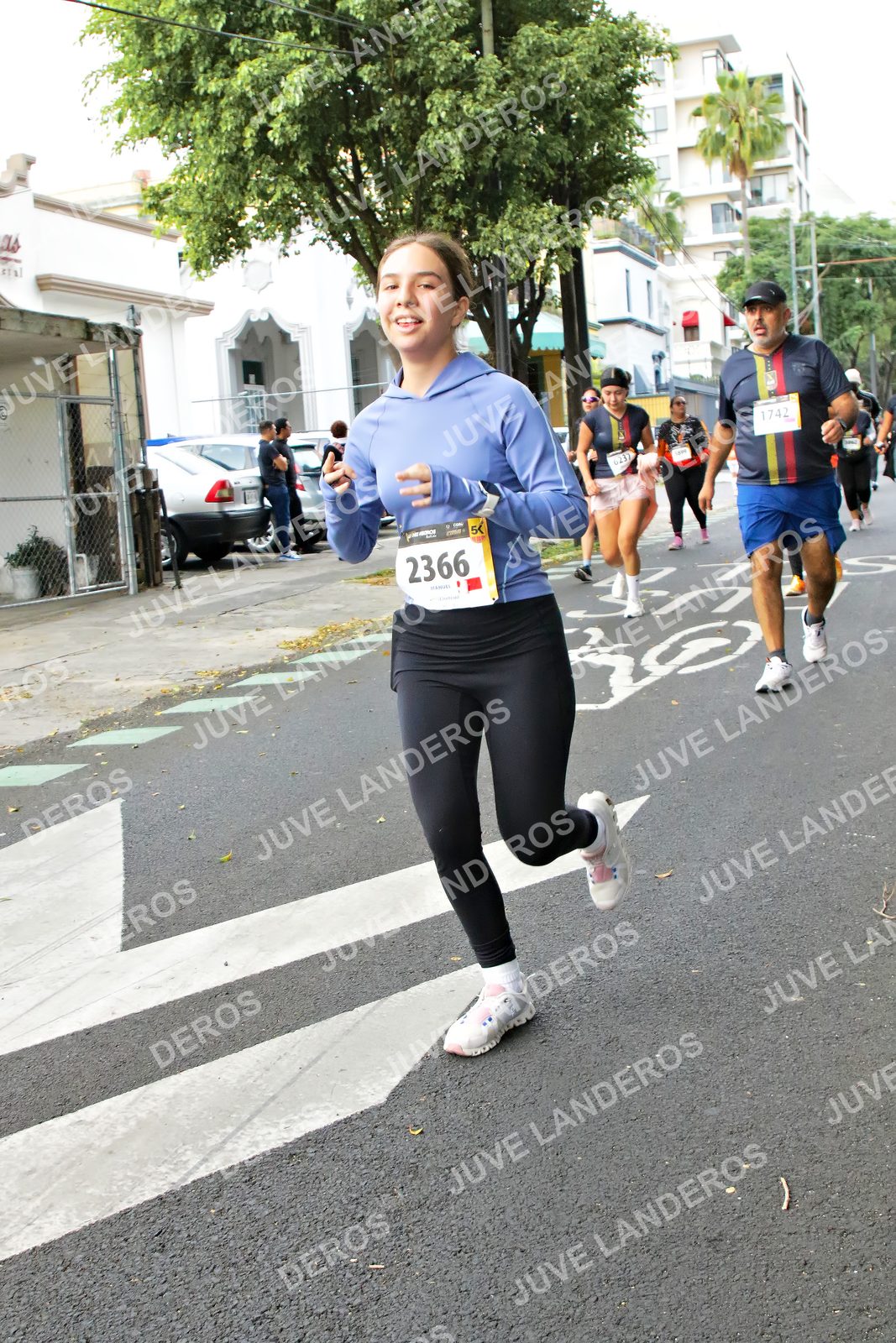 Foto de la X Carrera Leones Negros Red Cola 2026 en Rectoría General de la UdeG, Av. Juárez 976 (meta en Av. Enrique Díaz de León y Pedro Moreno), Guadalajara a las 07:16 · dorsal 2366, 1742