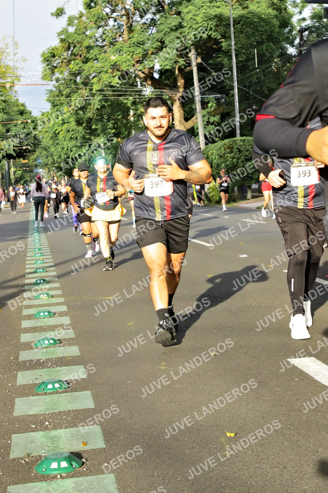 Foto de la X Carrera Leones Negros Red Cola 2026 en Rectoría General de la UdeG, Av. Juárez 976 (meta en Av. Enrique Díaz de León y Pedro Moreno), Guadalajara a las 08:01 · dorsal 393, 392, 4089