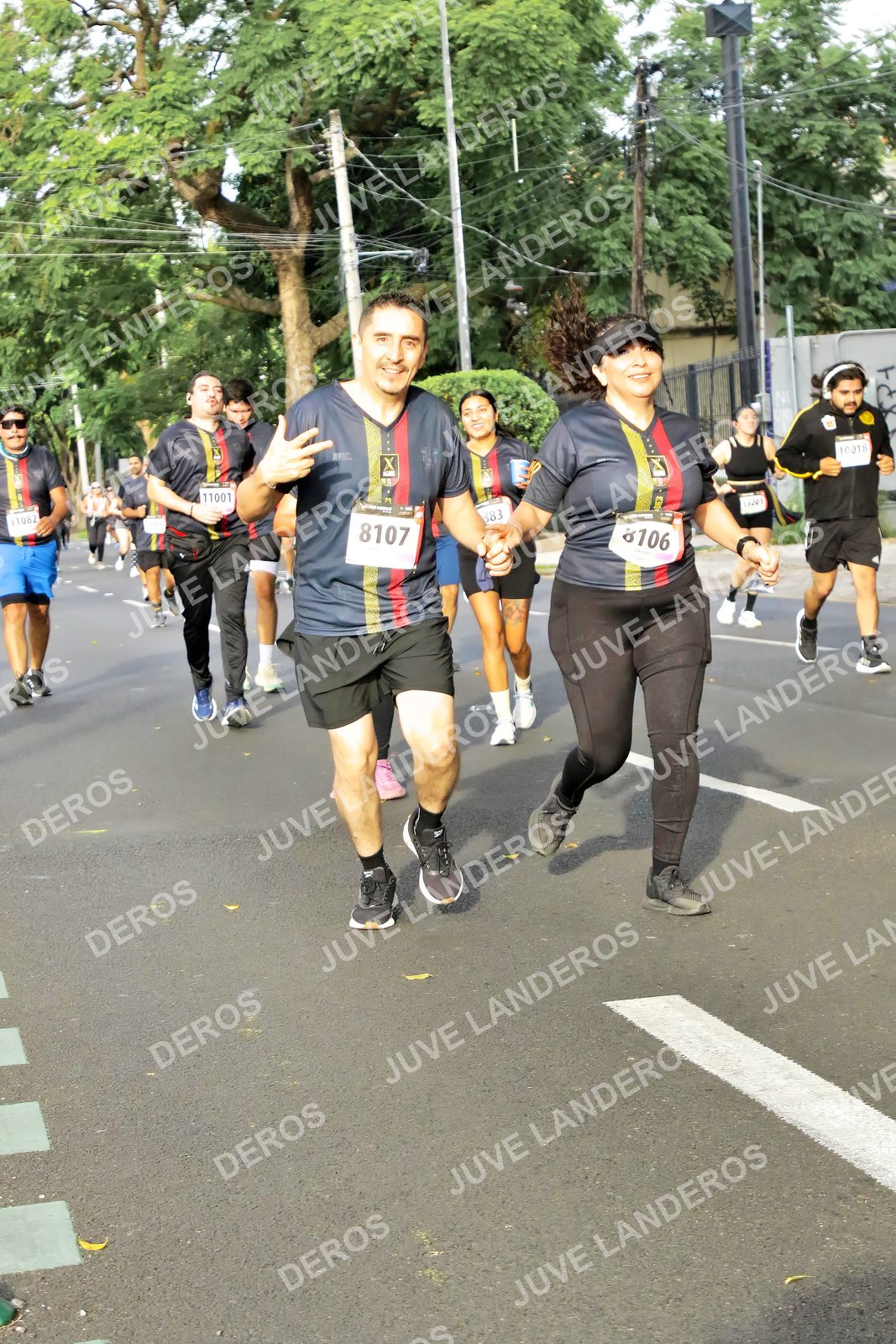 Foto de la X Carrera Leones Negros Red Cola 2026 en Rectoría General de la UdeG, Av. Juárez 976 (meta en Av. Enrique Díaz de León y Pedro Moreno), Guadalajara a las 08:05 · dorsal 8107, 11001, 10018, 11082