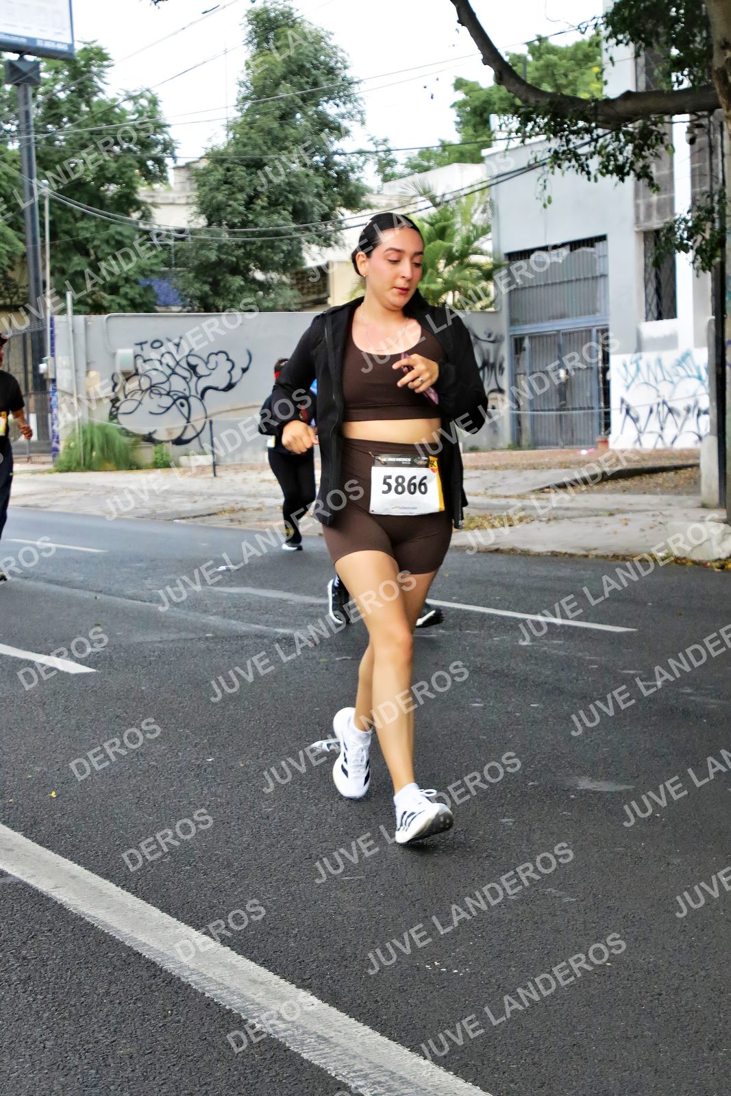 Foto de la X Carrera Leones Negros Red Cola 2026 en Rectoría General de la UdeG, Av. Juárez 976 (meta en Av. Enrique Díaz de León y Pedro Moreno), Guadalajara a las 05:09 · dorsal 5866