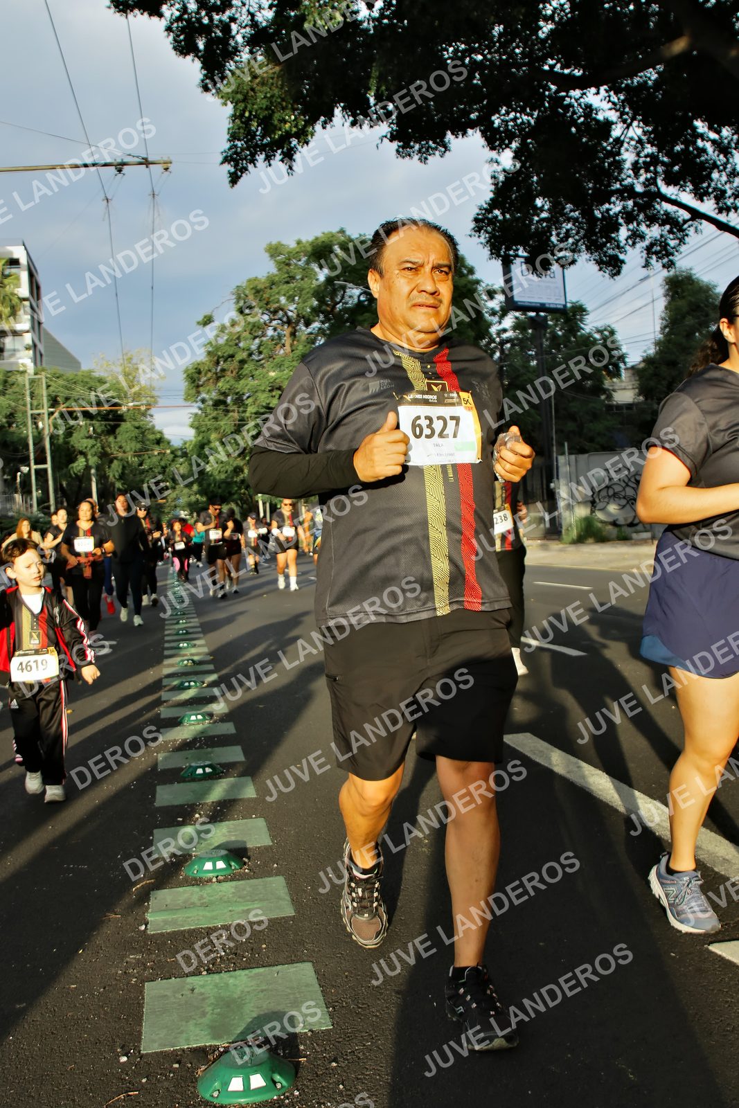 Foto de la X Carrera Leones Negros Red Cola 2026 en Rectoría General de la UdeG, Av. Juárez 976 (meta en Av. Enrique Díaz de León y Pedro Moreno), Guadalajara a las 07:27 · dorsal 6327, 4619, 238