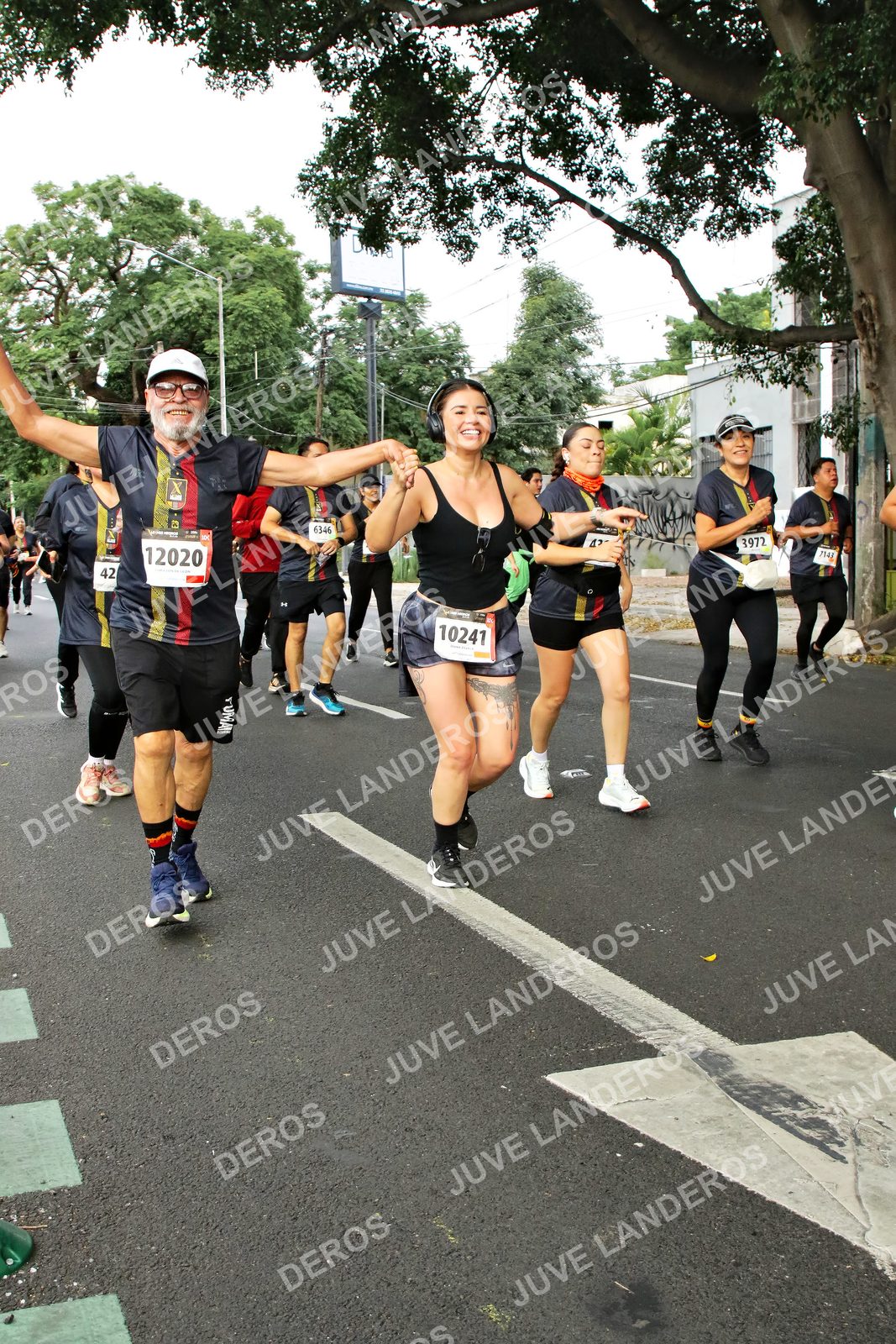 Foto de la X Carrera Leones Negros Red Cola 2026 en Rectoría General de la UdeG, Av. Juárez 976 (meta en Av. Enrique Díaz de León y Pedro Moreno), Guadalajara a las 07:18 · dorsal 10241, 12020, 42, 3972