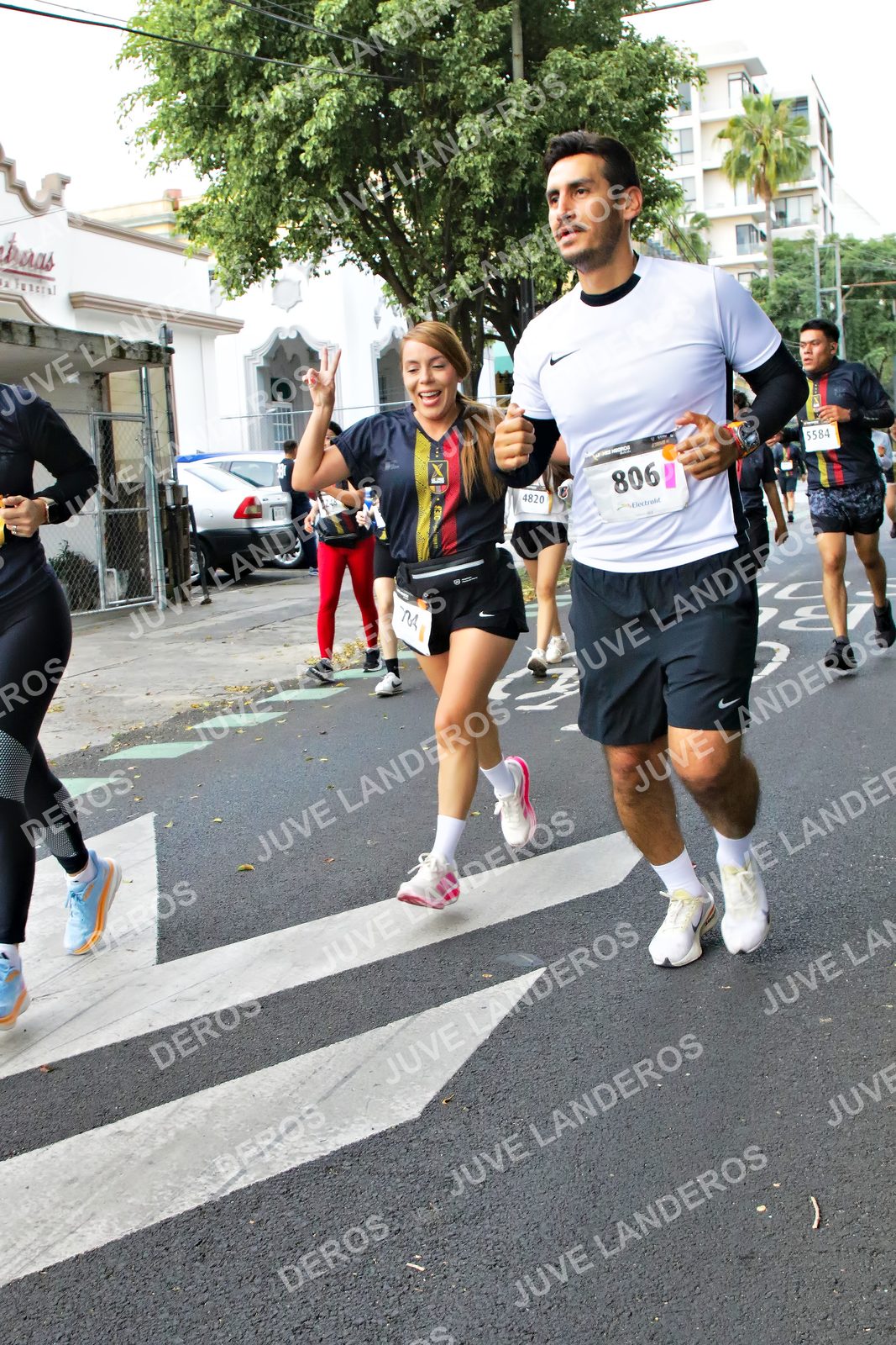 Foto de la X Carrera Leones Negros Red Cola 2026 en Rectoría General de la UdeG, Av. Juárez 976 (meta en Av. Enrique Díaz de León y Pedro Moreno), Guadalajara a las 05:13 · dorsal 806, 4820, 5584