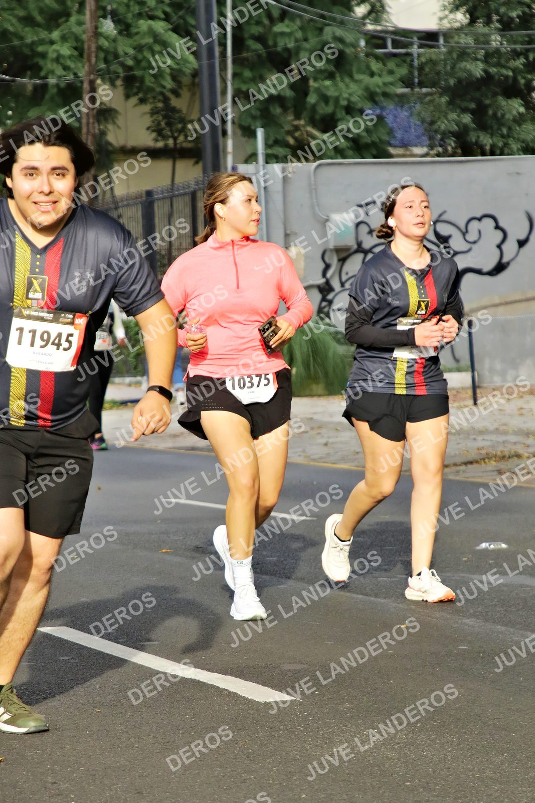 Foto de la X Carrera Leones Negros Red Cola 2026 en Rectoría General de la UdeG, Av. Juárez 976 (meta en Av. Enrique Díaz de León y Pedro Moreno), Guadalajara a las 08:10 · dorsal 11945, 10375