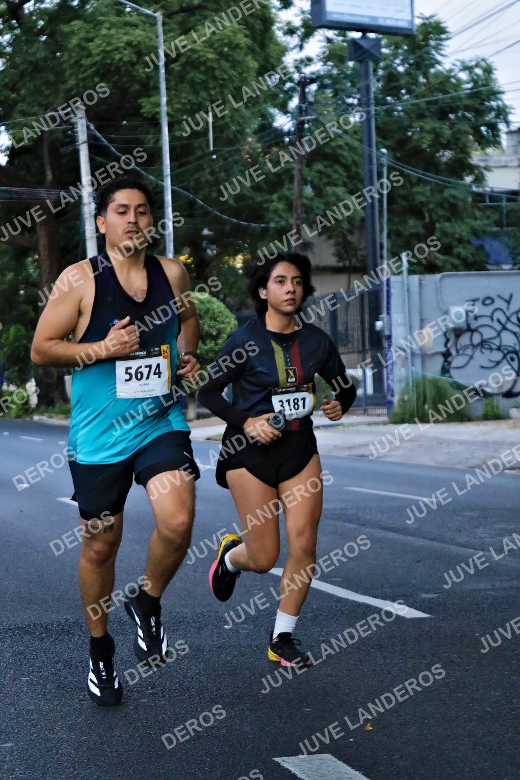Foto de la X Carrera Leones Negros Red Cola 2026 en Rectoría General de la UdeG, Av. Juárez 976 (meta en Av. Enrique Díaz de León y Pedro Moreno), Guadalajara a las 04:55 · dorsal 5674, 3181
