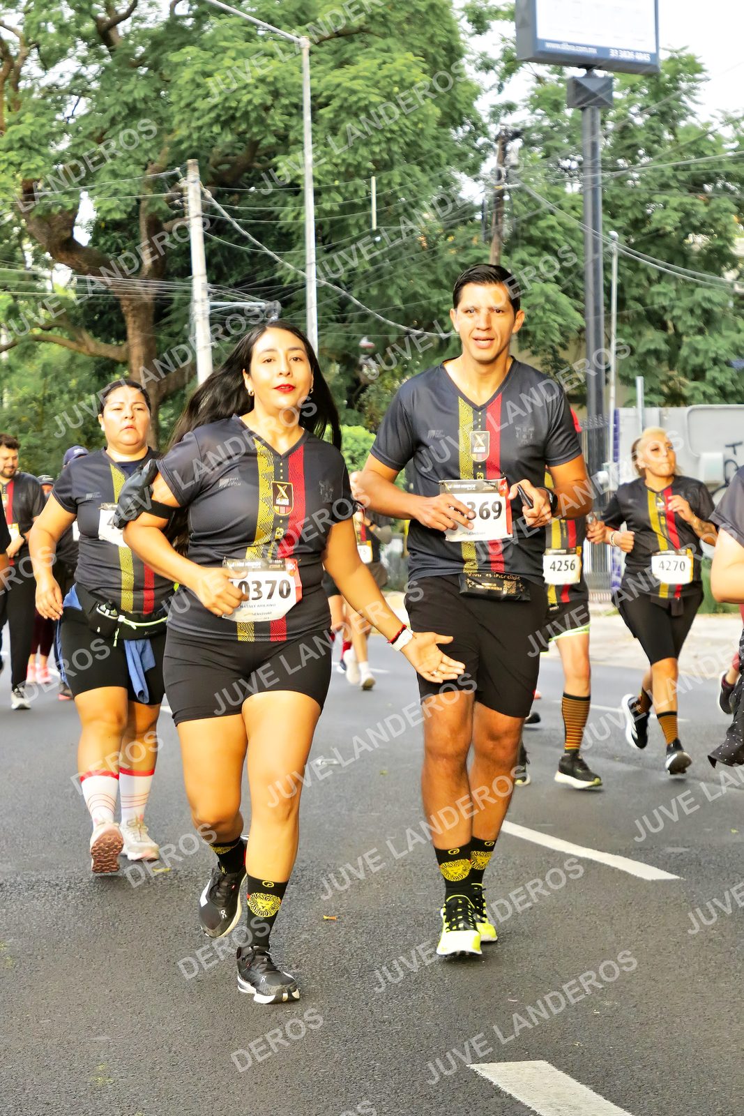 Foto de la X Carrera Leones Negros Red Cola 2026 en Rectoría General de la UdeG, Av. Juárez 976 (meta en Av. Enrique Díaz de León y Pedro Moreno), Guadalajara a las 07:21 · dorsal 4256, 4270, 369