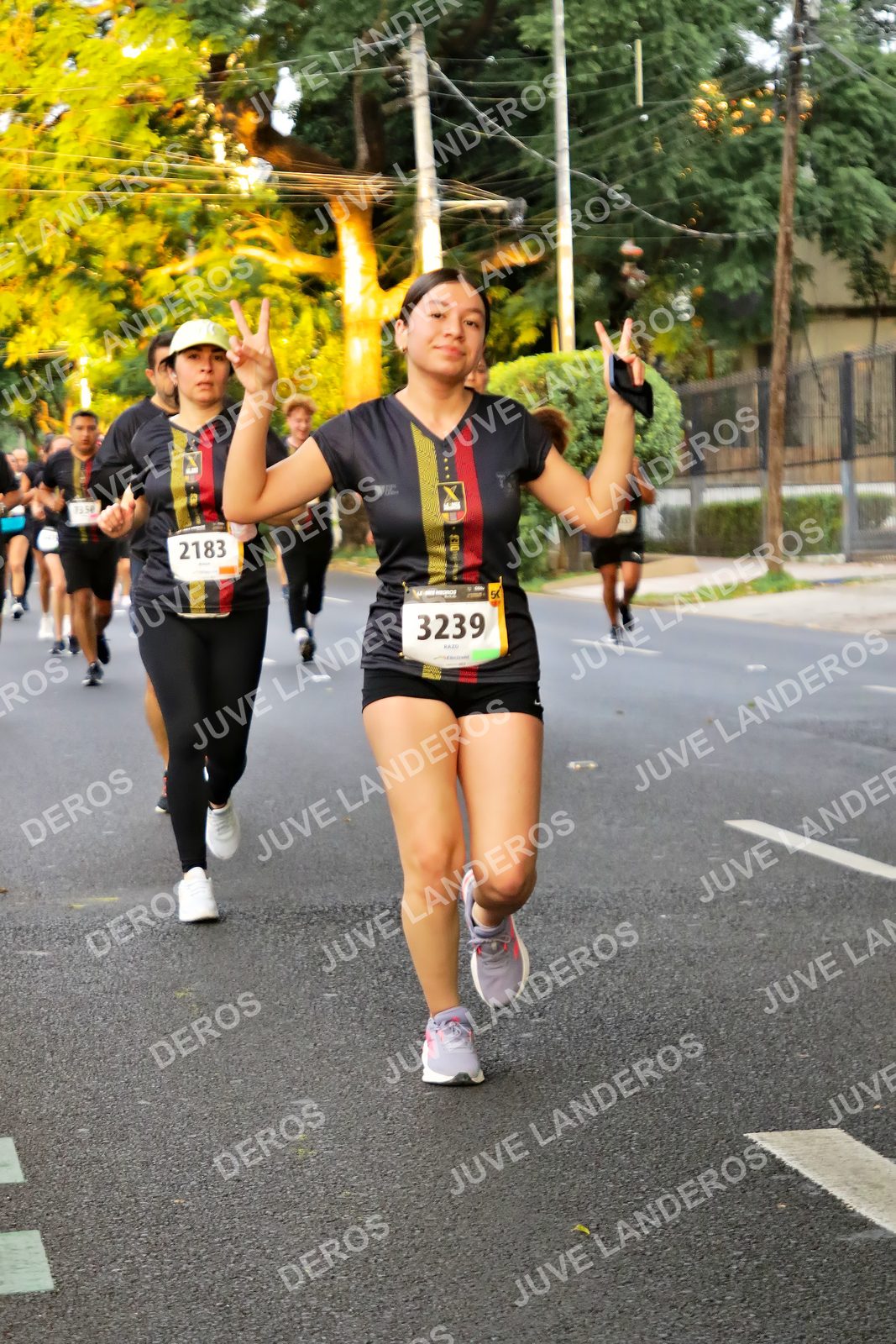 Foto de la X Carrera Leones Negros Red Cola 2026 en Rectoría General de la UdeG, Av. Juárez 976 (meta en Av. Enrique Díaz de León y Pedro Moreno), Guadalajara a las 05:02 · dorsal 3239, 2183, 7350