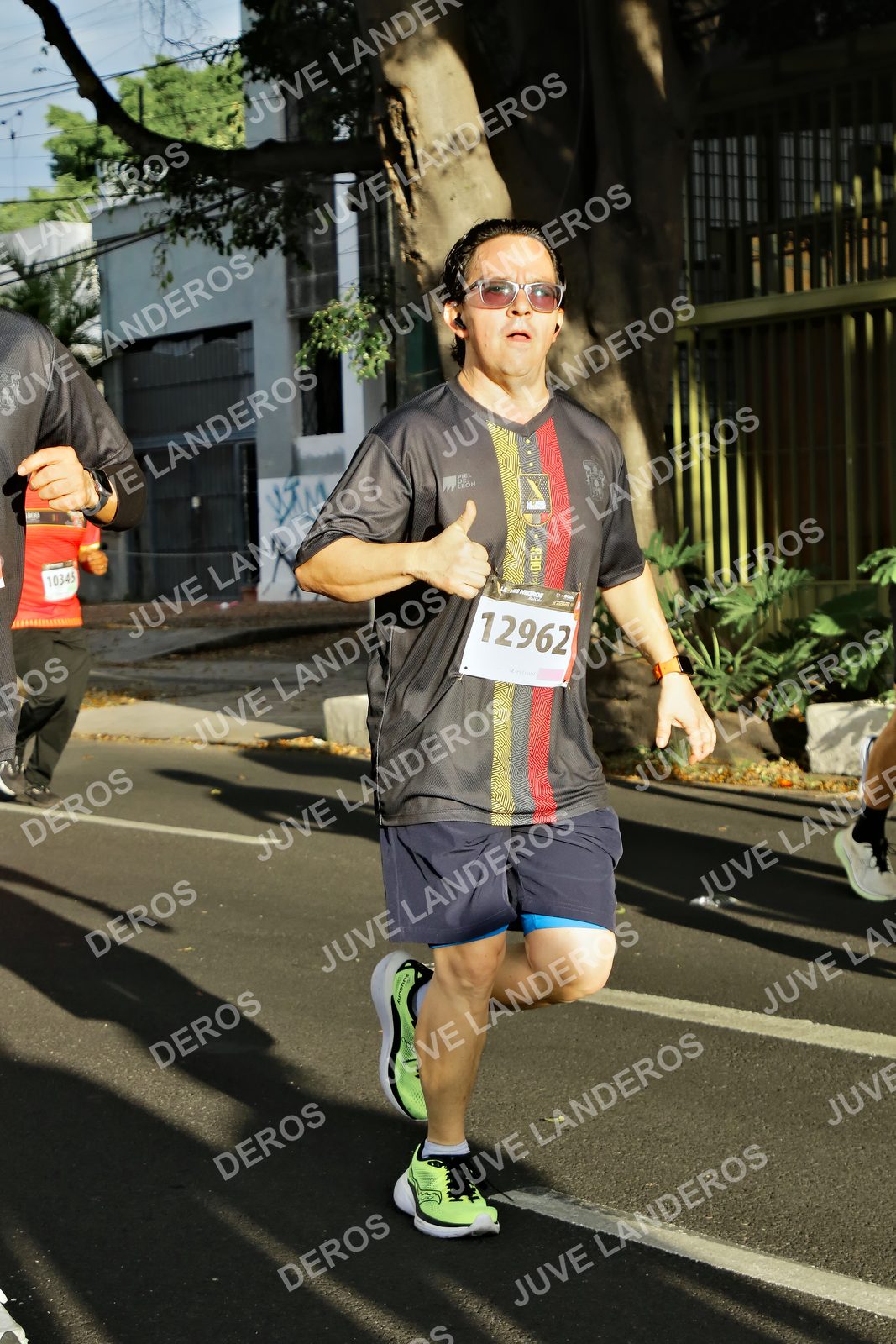Foto de la X Carrera Leones Negros Red Cola 2026 en Rectoría General de la UdeG, Av. Juárez 976 (meta en Av. Enrique Díaz de León y Pedro Moreno), Guadalajara a las 07:41 · dorsal 12962, 10345