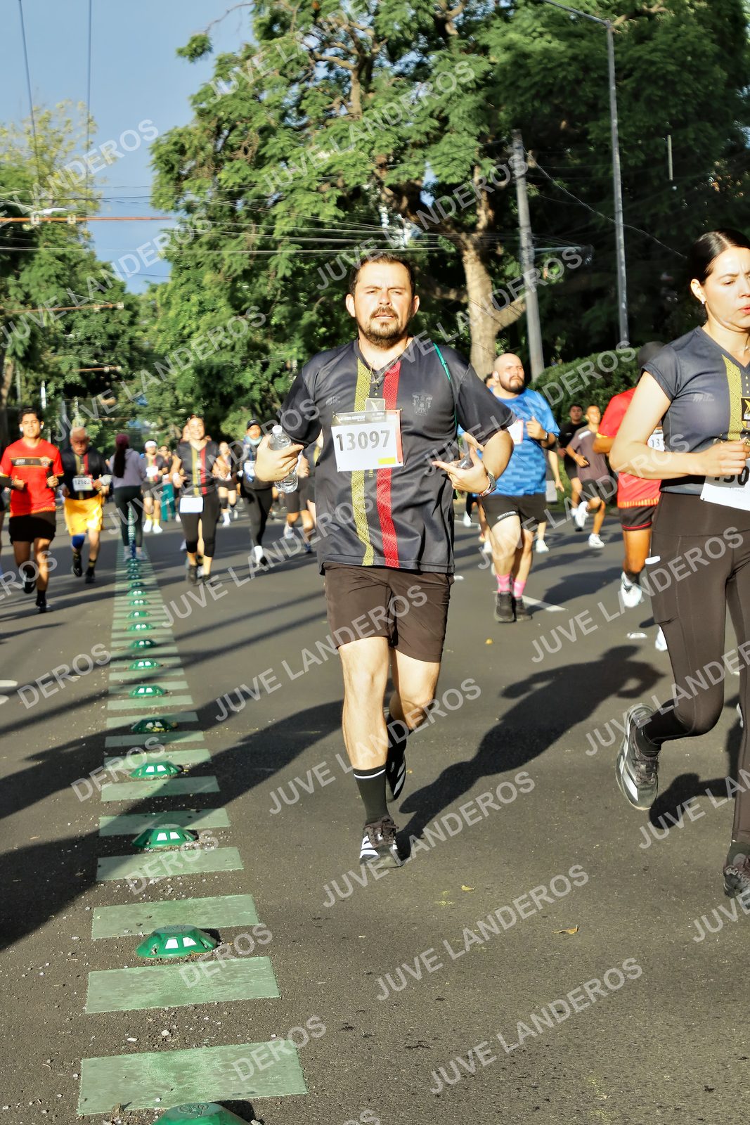Foto de la X Carrera Leones Negros Red Cola 2026 en Rectoría General de la UdeG, Av. Juárez 976 (meta en Av. Enrique Díaz de León y Pedro Moreno), Guadalajara a las 07:50 · dorsal 13097