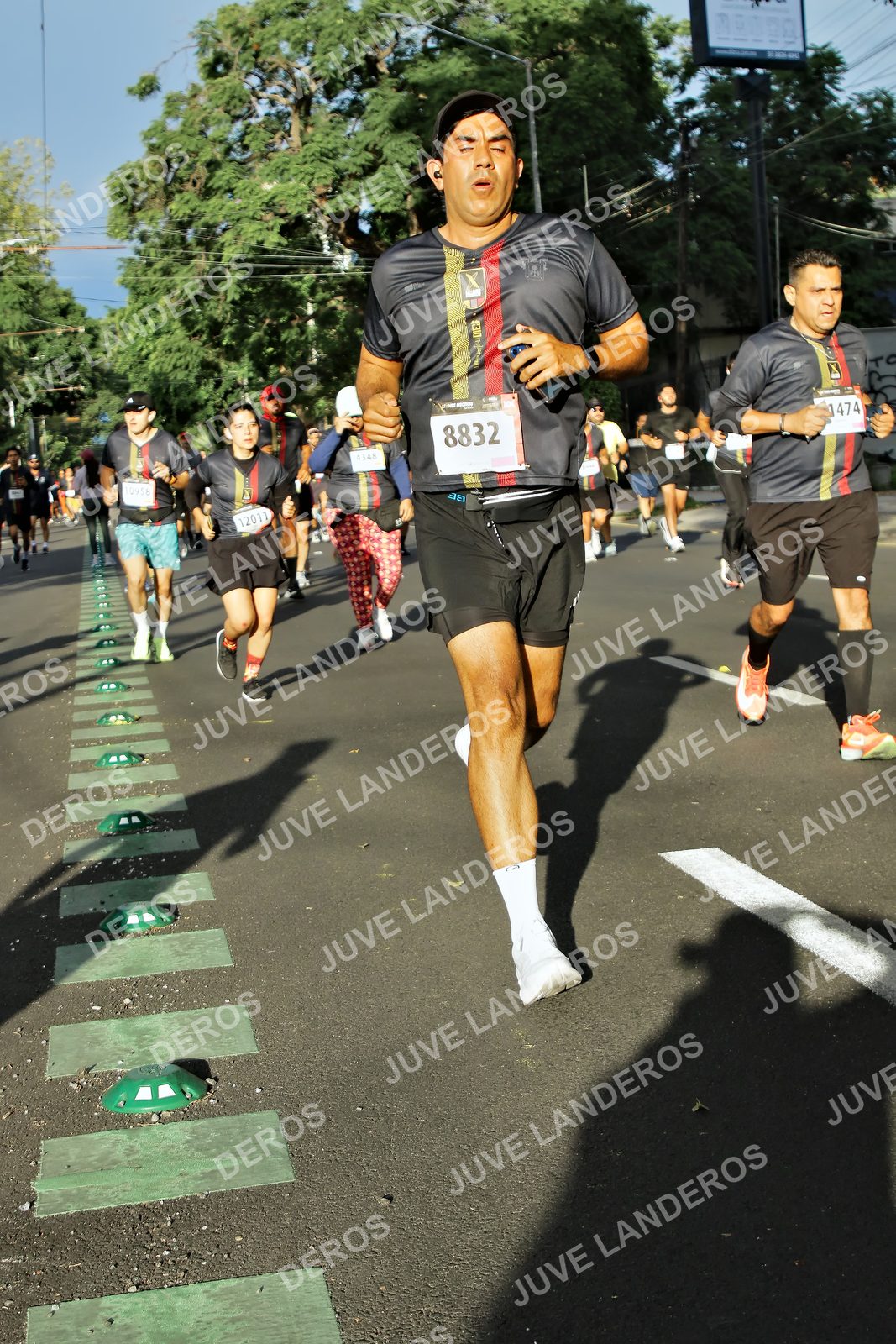 Foto de la X Carrera Leones Negros Red Cola 2026 en Rectoría General de la UdeG, Av. Juárez 976 (meta en Av. Enrique Díaz de León y Pedro Moreno), Guadalajara a las 07:47 · dorsal 8832, 1474, 12011