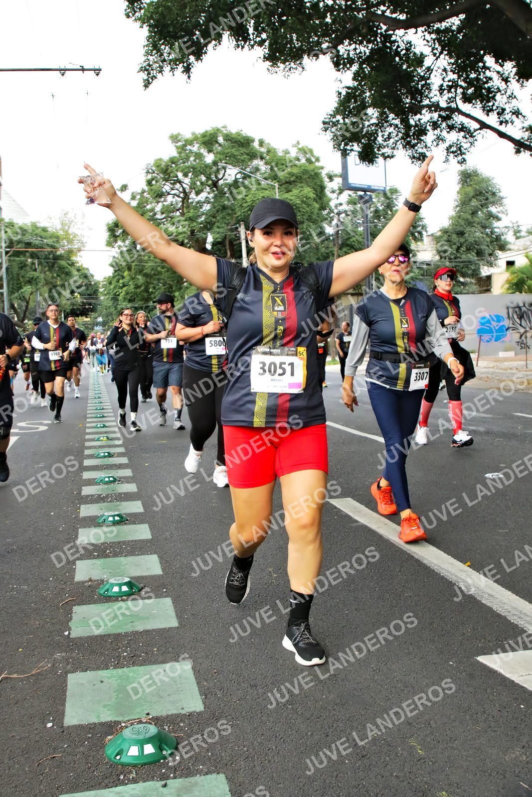 Foto de la X Carrera Leones Negros Red Cola 2026 en Rectoría General de la UdeG, Av. Juárez 976 (meta en Av. Enrique Díaz de León y Pedro Moreno), Guadalajara a las 07:17 · dorsal 3051, 3307, 2158, 751