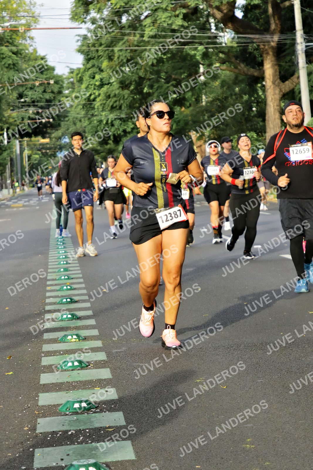 Foto de la X Carrera Leones Negros Red Cola 2026 en Rectoría General de la UdeG, Av. Juárez 976 (meta en Av. Enrique Díaz de León y Pedro Moreno), Guadalajara a las 08:05 · dorsal 12387, 12659, 1230