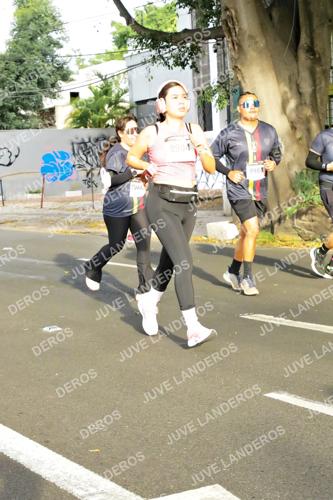 Foto de la X Carrera Leones Negros Red Cola 2026 en Rectoría General de la UdeG, Av. Juárez 976 (meta en Av. Enrique Díaz de León y Pedro Moreno), Guadalajara a las 08:03 · dorsal 9984, 8904