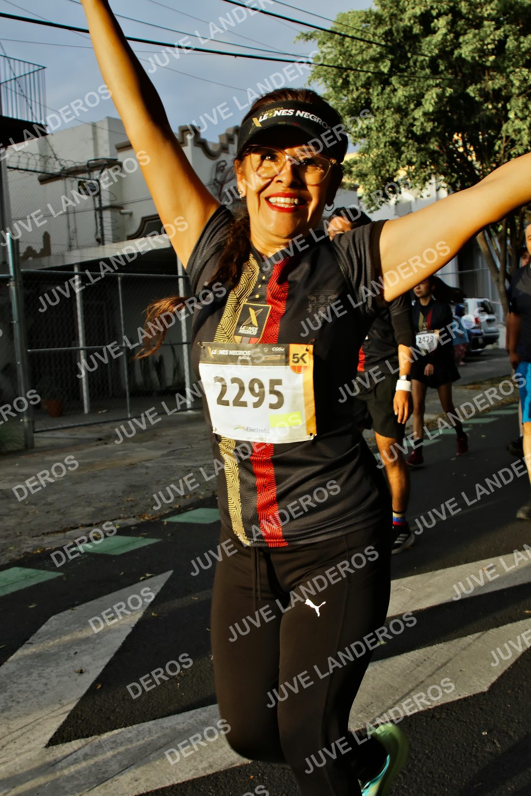 Foto de la X Carrera Leones Negros Red Cola 2026 en Rectoría General de la UdeG, Av. Juárez 976 (meta en Av. Enrique Díaz de León y Pedro Moreno), Guadalajara a las 07:24 · dorsal 2295, 2479