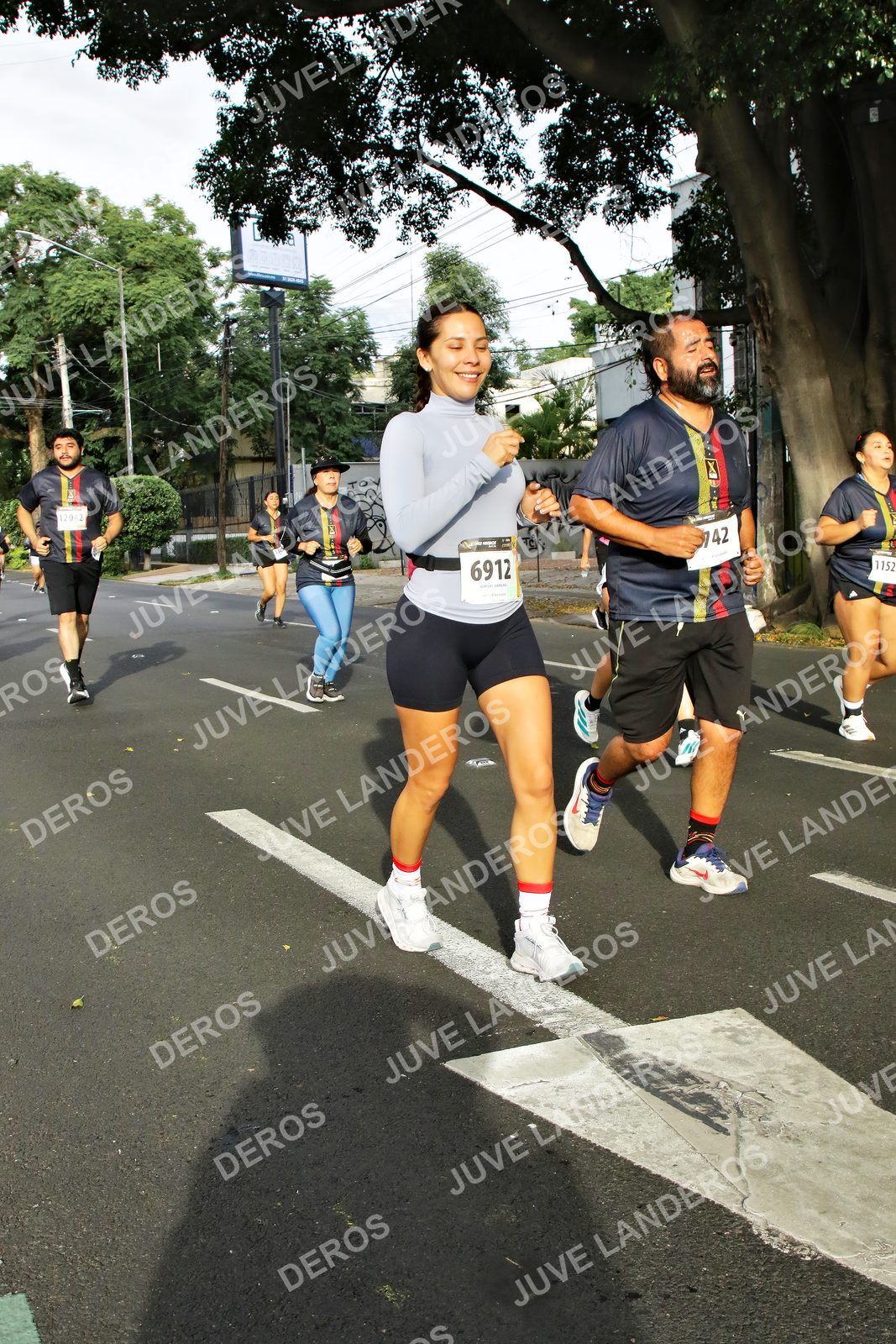 Foto de la X Carrera Leones Negros Red Cola 2026 en Rectoría General de la UdeG, Av. Juárez 976 (meta en Av. Enrique Díaz de León y Pedro Moreno), Guadalajara a las 08:10 · dorsal 6912, 1152, 742, 12042