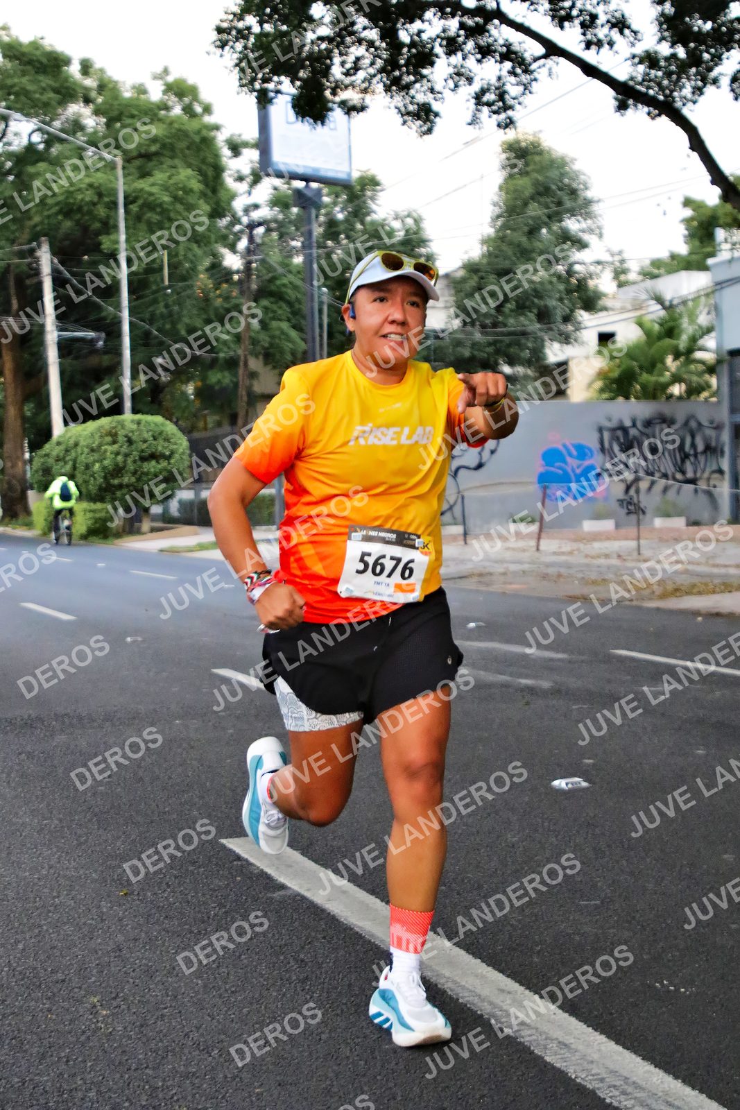Foto de la X Carrera Leones Negros Red Cola 2026 en Rectoría General de la UdeG, Av. Juárez 976 (meta en Av. Enrique Díaz de León y Pedro Moreno), Guadalajara a las 04:57 · dorsal 5676