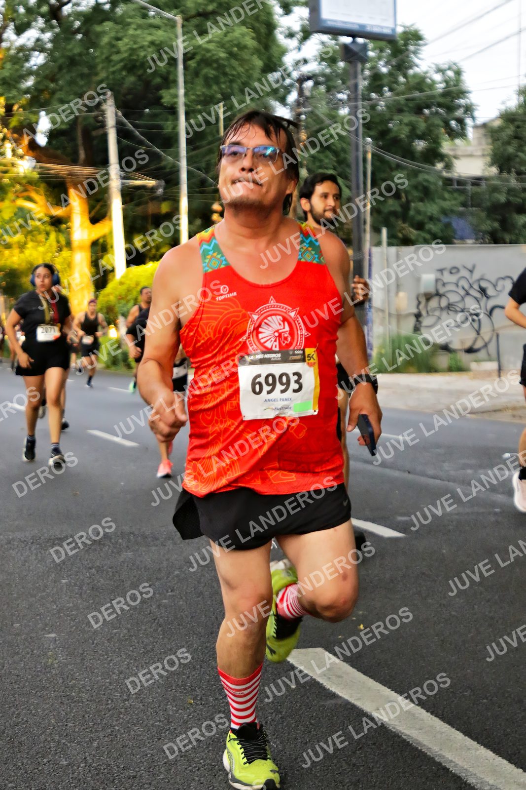 Foto de la X Carrera Leones Negros Red Cola 2026 en Rectoría General de la UdeG, Av. Juárez 976 (meta en Av. Enrique Díaz de León y Pedro Moreno), Guadalajara a las 05:03 · dorsal 6993, 2071