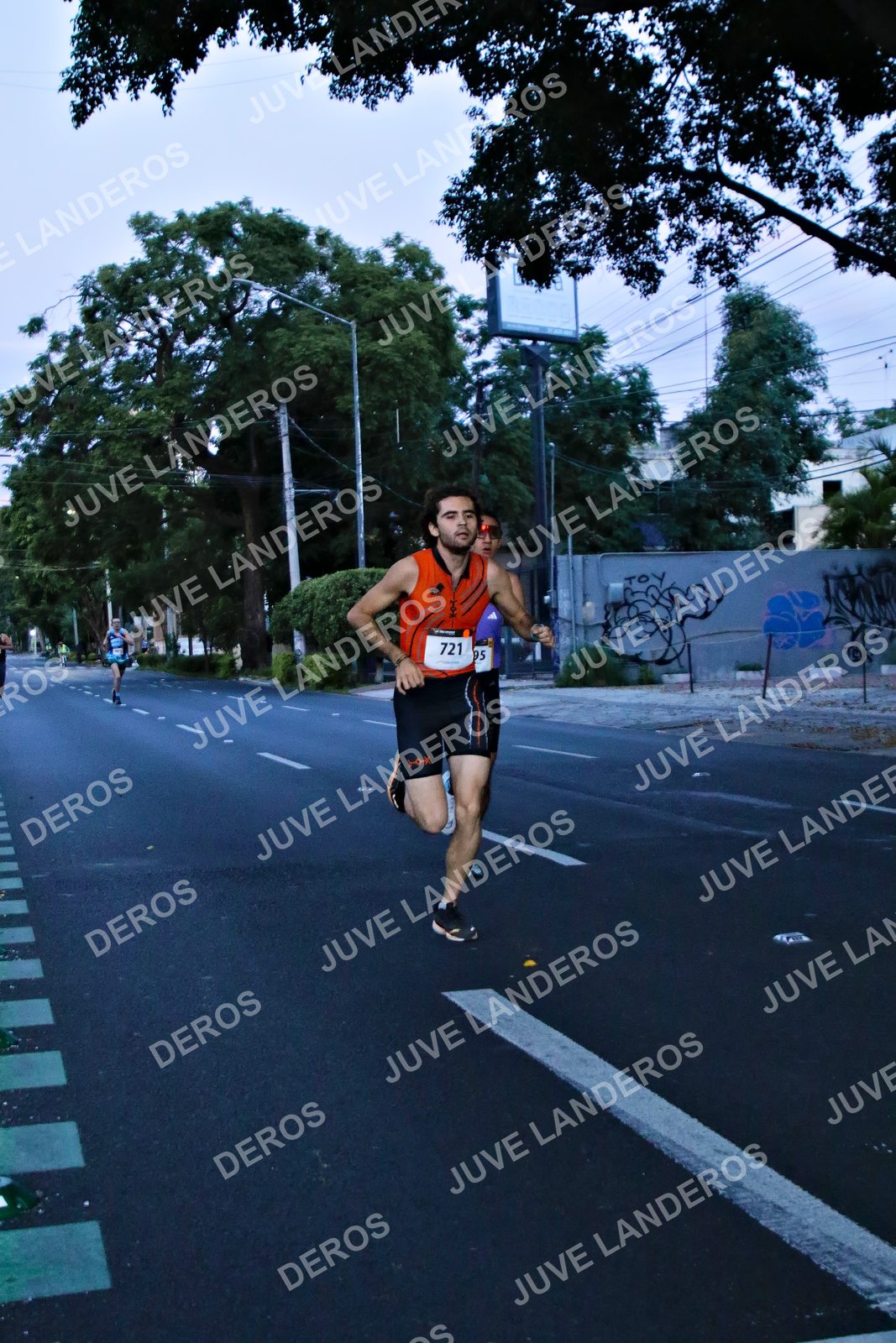 Foto de la X Carrera Leones Negros Red Cola 2026 en Rectoría General de la UdeG, Av. Juárez 976 (meta en Av. Enrique Díaz de León y Pedro Moreno), Guadalajara a las 04:50 · dorsal 721, 95