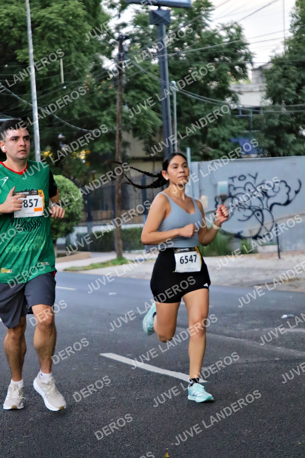 Foto de la X Carrera Leones Negros Red Cola 2026 en Rectoría General de la UdeG, Av. Juárez 976 (meta en Av. Enrique Díaz de León y Pedro Moreno), Guadalajara a las 04:56 · dorsal 6547, 857