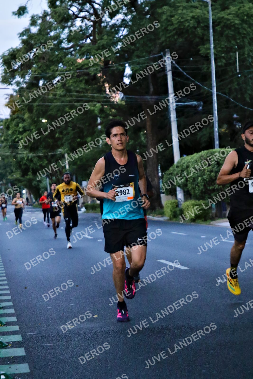 Foto de la X Carrera Leones Negros Red Cola 2026 en Rectoría General de la UdeG, Av. Juárez 976 (meta en Av. Enrique Díaz de León y Pedro Moreno), Guadalajara a las 04:53 · dorsal 2982, 2675