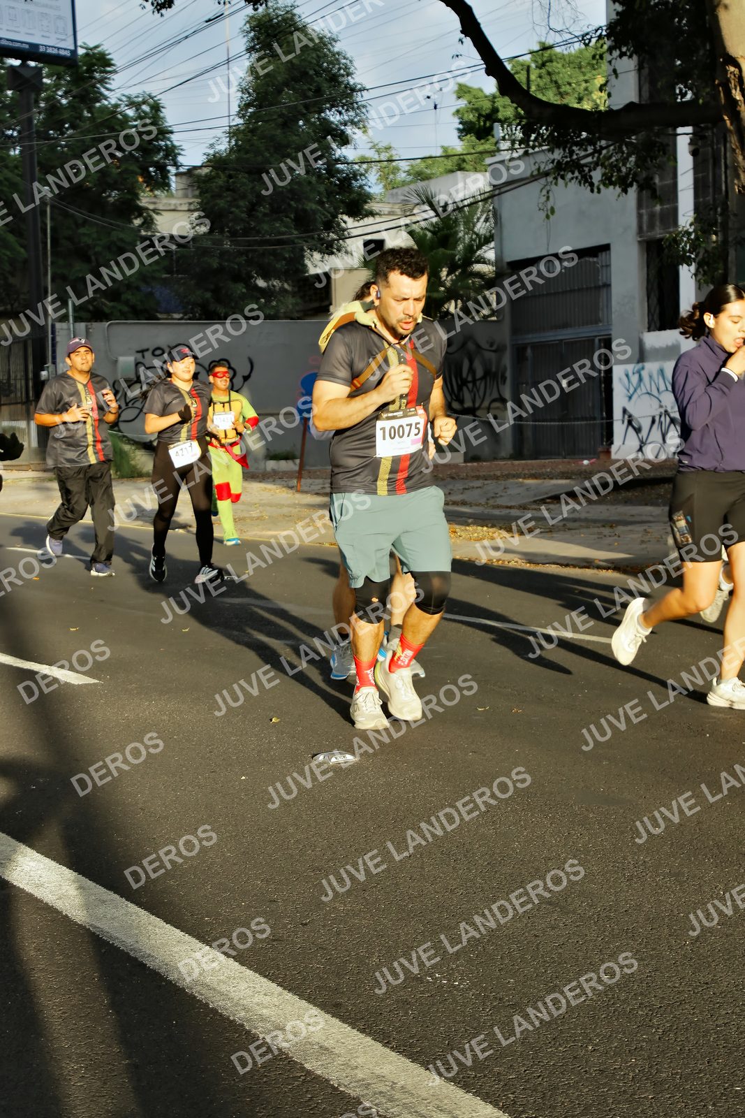 Foto de la X Carrera Leones Negros Red Cola 2026 en Rectoría General de la UdeG, Av. Juárez 976 (meta en Av. Enrique Díaz de León y Pedro Moreno), Guadalajara a las 07:30 · dorsal 10075, 421
