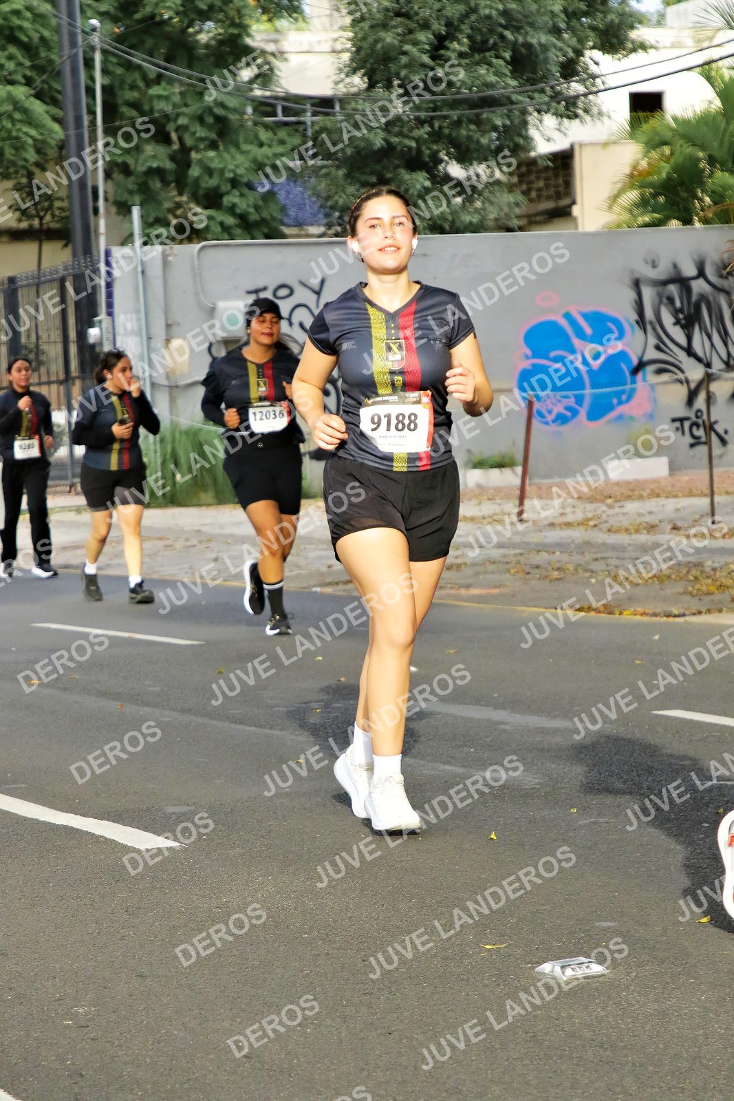 Foto de la X Carrera Leones Negros Red Cola 2026 en Rectoría General de la UdeG, Av. Juárez 976 (meta en Av. Enrique Díaz de León y Pedro Moreno), Guadalajara a las 08:11 · dorsal 9188, 12036, 9285