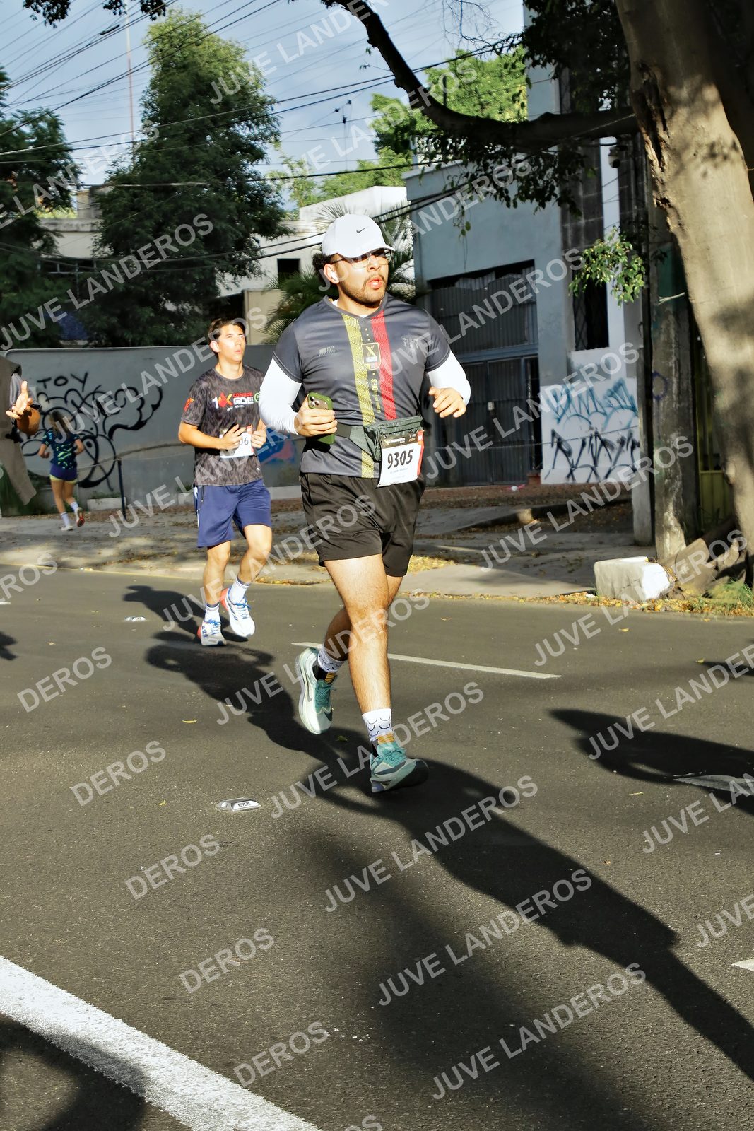 Foto de la X Carrera Leones Negros Red Cola 2026 en Rectoría General de la UdeG, Av. Juárez 976 (meta en Av. Enrique Díaz de León y Pedro Moreno), Guadalajara a las 07:54 · dorsal 9305