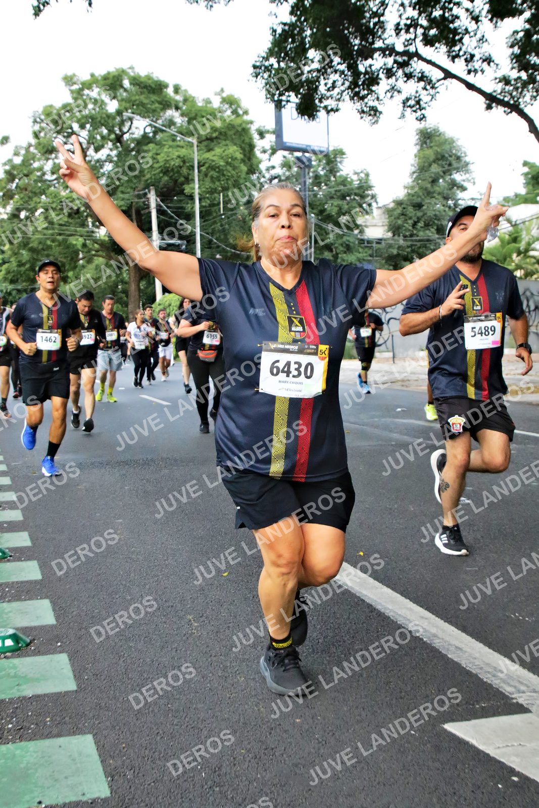 Foto de la X Carrera Leones Negros Red Cola 2026 en Rectoría General de la UdeG, Av. Juárez 976 (meta en Av. Enrique Díaz de León y Pedro Moreno), Guadalajara a las 05:12 · dorsal 6430, 5489, 6159