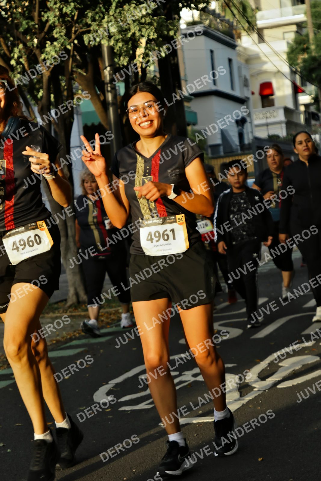 Foto de la X Carrera Leones Negros Red Cola 2026 en Rectoría General de la UdeG, Av. Juárez 976 (meta en Av. Enrique Díaz de León y Pedro Moreno), Guadalajara a las 07:24 · dorsal 4961, 4960, 6126