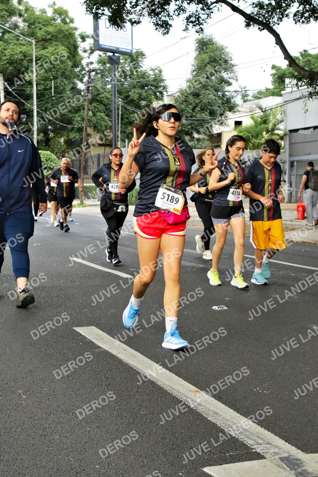 Foto de la X Carrera Leones Negros Red Cola 2026 en Rectoría General de la UdeG, Av. Juárez 976 (meta en Av. Enrique Díaz de León y Pedro Moreno), Guadalajara a las 07:18 · dorsal 5189, 4314, 420