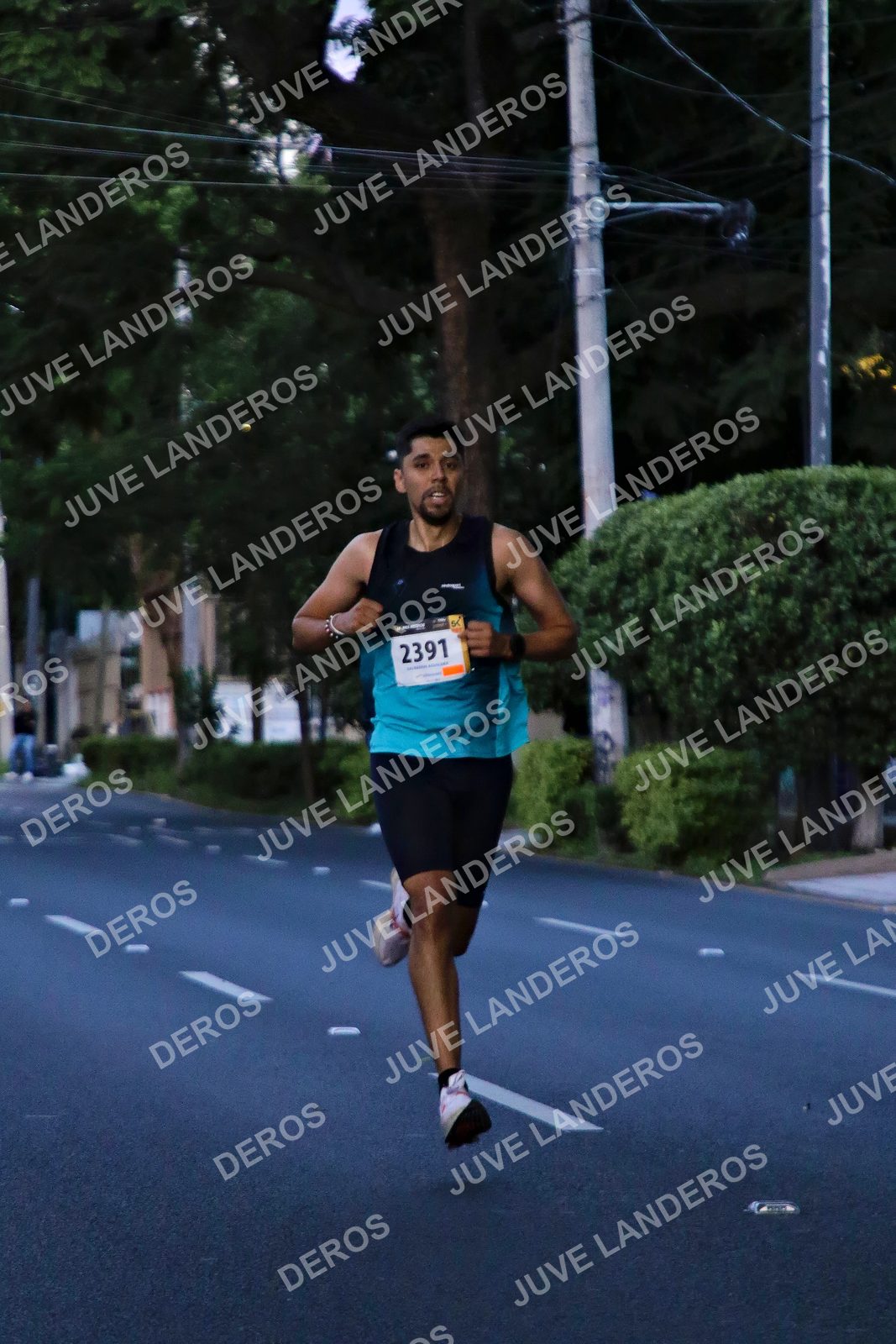 Foto de la X Carrera Leones Negros Red Cola 2026 en Rectoría General de la UdeG, Av. Juárez 976 (meta en Av. Enrique Díaz de León y Pedro Moreno), Guadalajara a las 04:48 · dorsal 2391